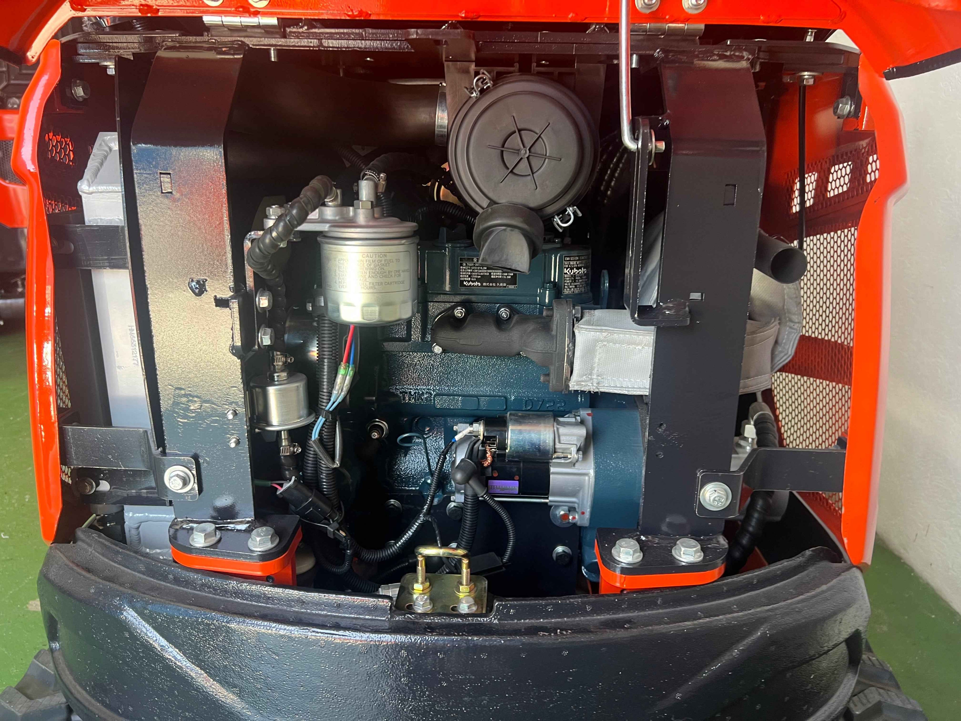 Excavadora Kubota 1800Kg Motor Kubota 3 Cilindros D722 Giratoria