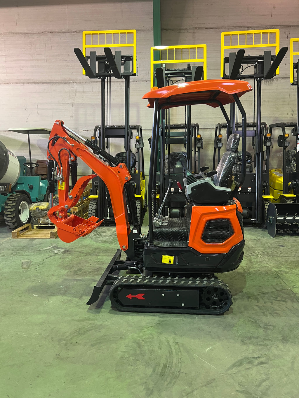 Excavadora 1500 Kg motor Kubota de 3 Cilindros orugas retráctiles