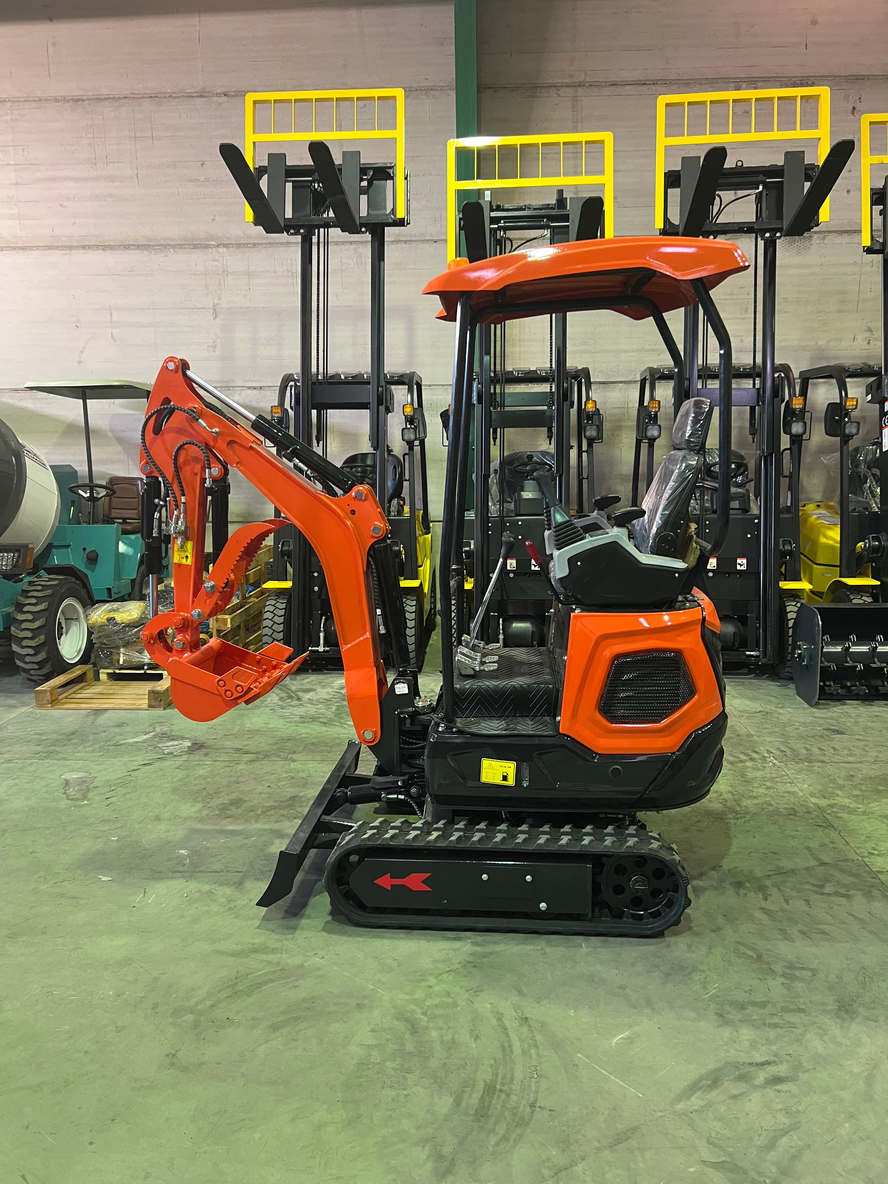 Excavadora 1500 Kg motor Kubota de 3 Cilindros orugas retráctiles