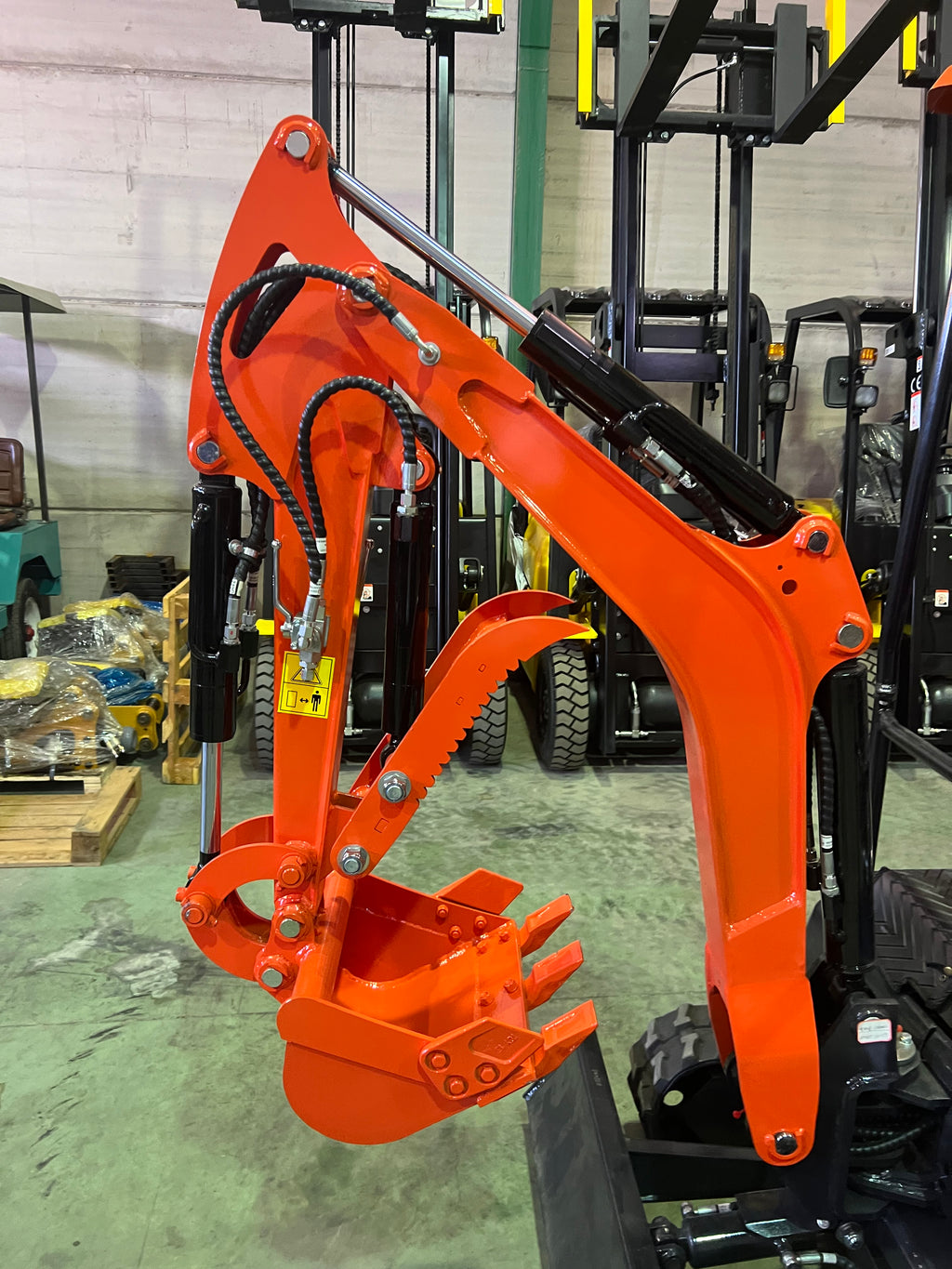 Excavadora 1500 Kg motor Kubota de 3 Cilindros orugas retráctiles