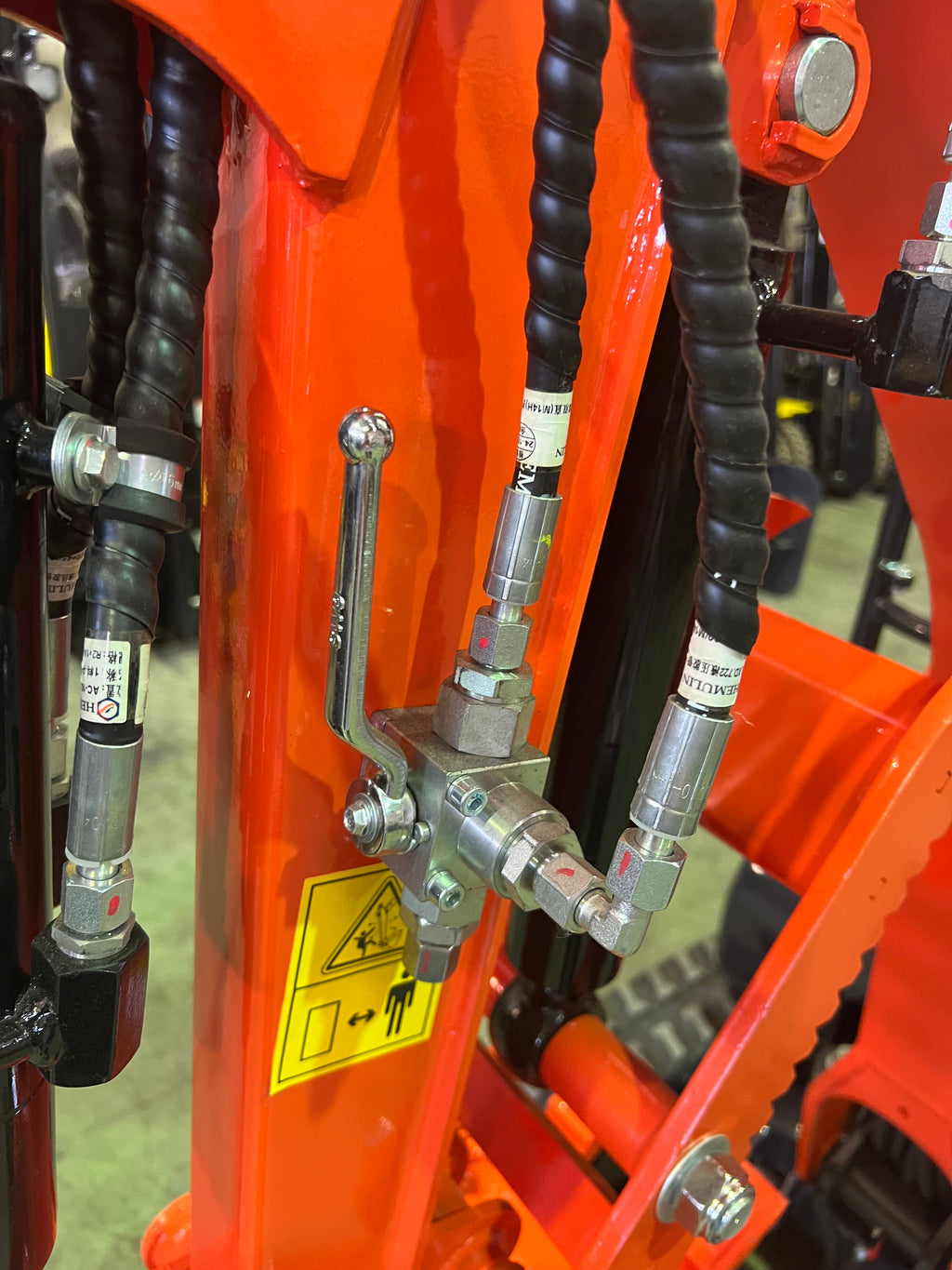 Excavadora 1500 Kg motor Kubota de 3 Cilindros orugas retráctiles