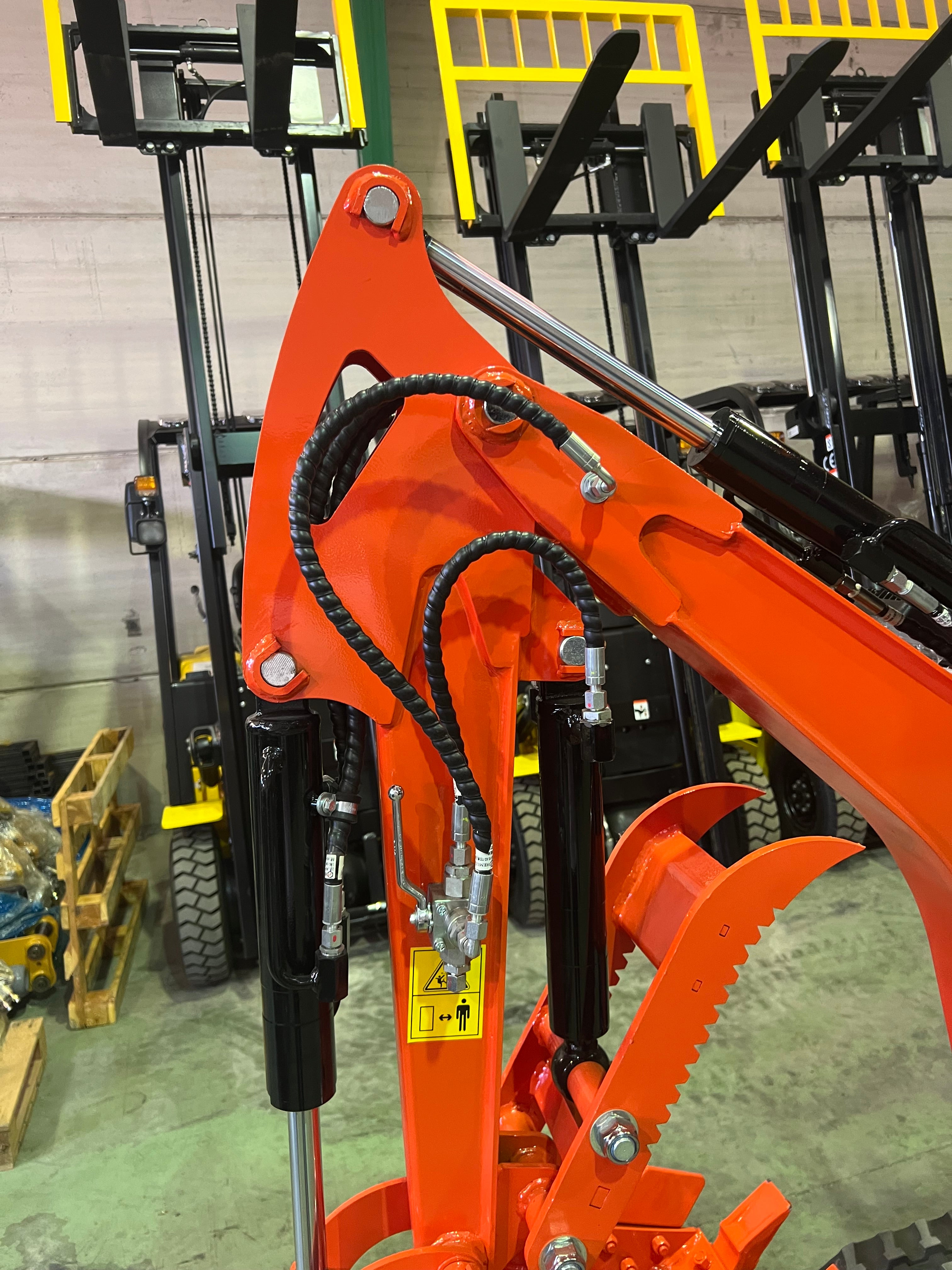 Excavadora 1500 Kg motor Kubota de 3 Cilindros orugas retráctiles