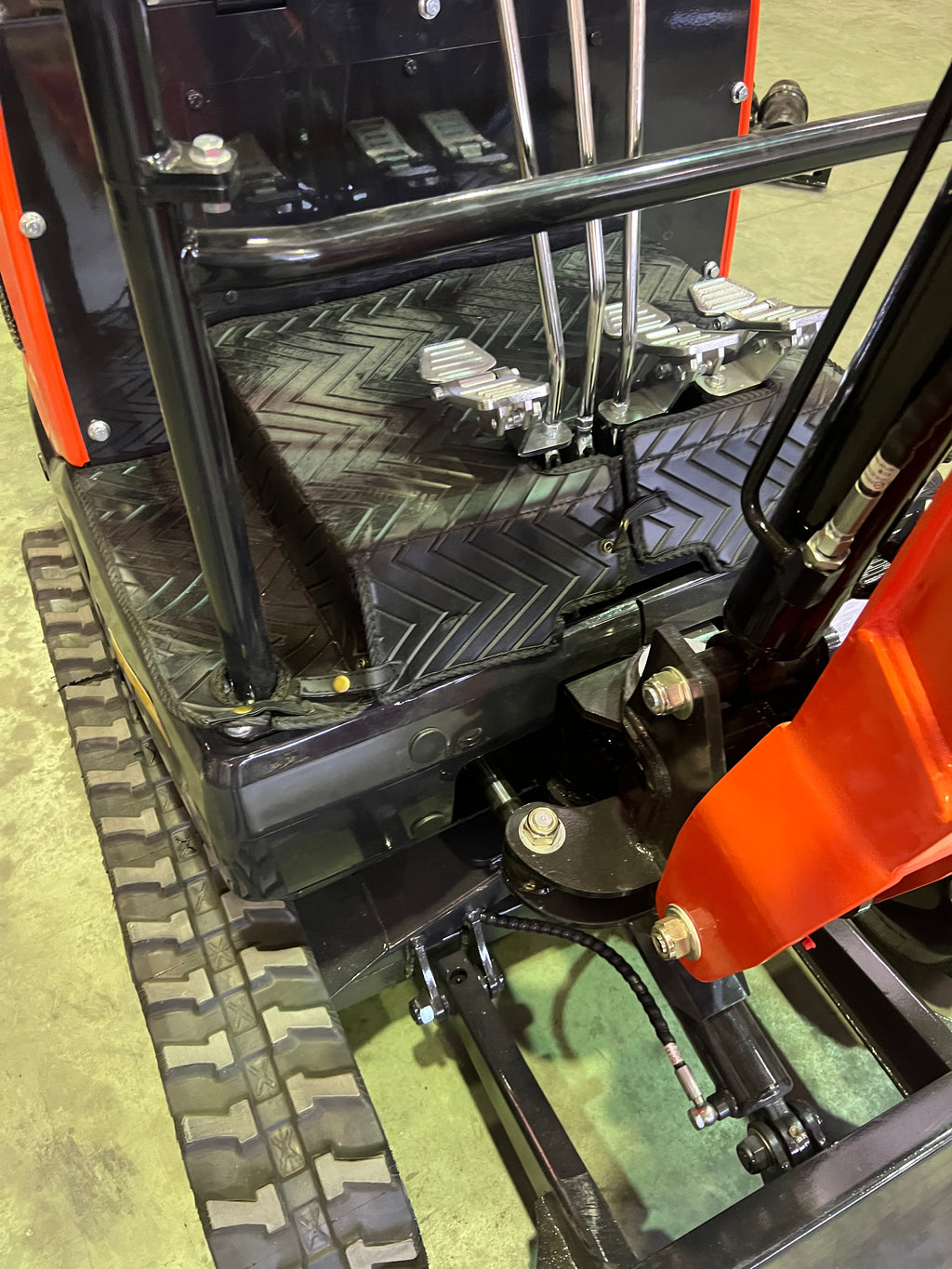 Excavadora 1500 Kg motor Kubota de 3 Cilindros orugas retráctiles