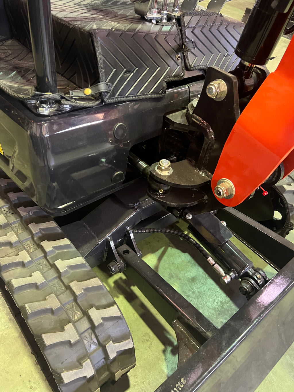 Excavadora 1500 Kg motor Kubota de 3 Cilindros orugas retráctiles
