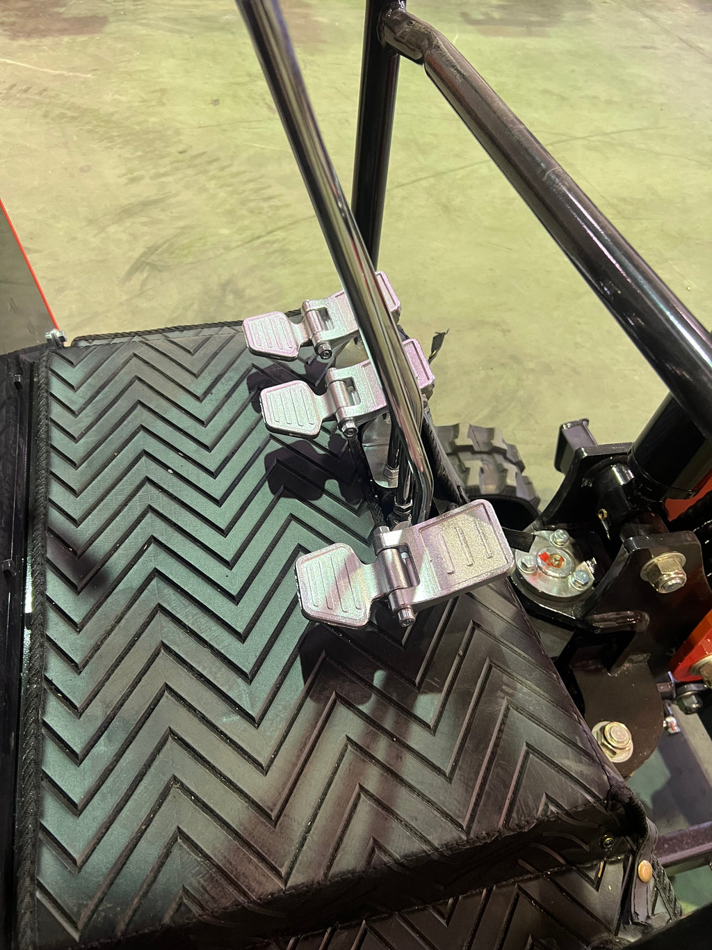 Excavadora 1500 Kg motor Kubota de 3 Cilindros orugas retráctiles