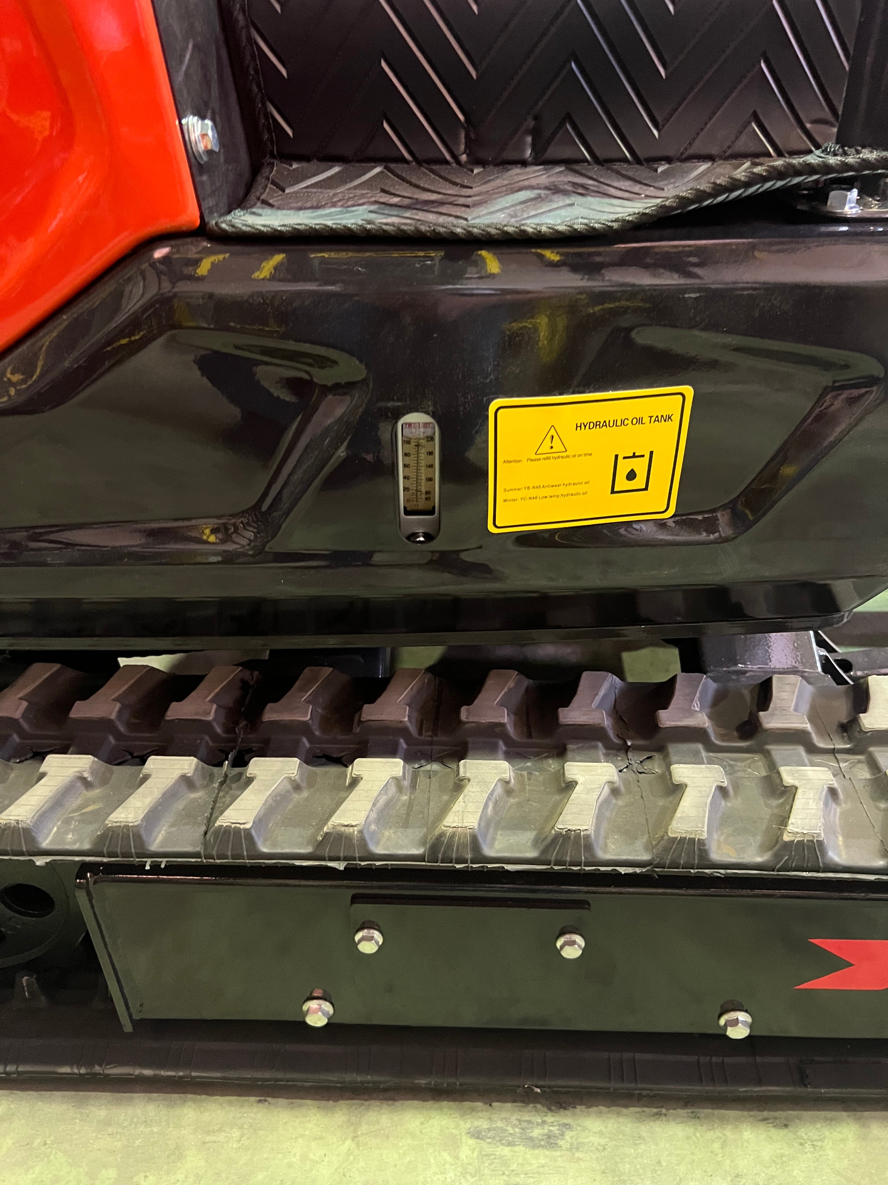 Excavadora 1500 Kg motor Kubota de 3 Cilindros orugas retráctiles