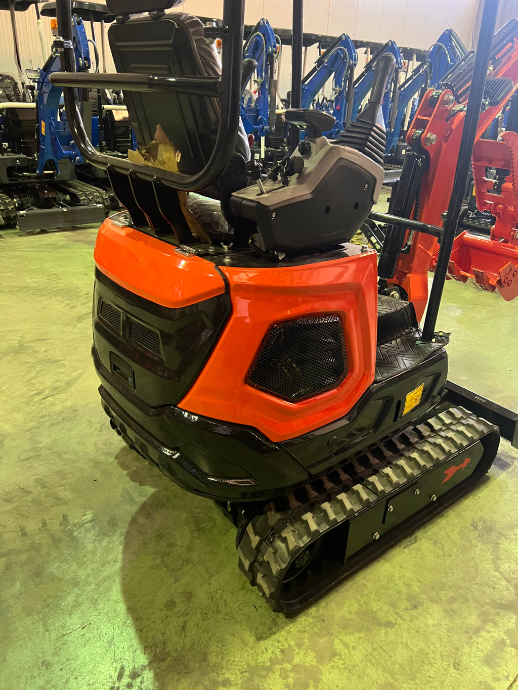 Excavadora 1500 Kg motor Kubota de 3 Cilindros orugas retráctiles