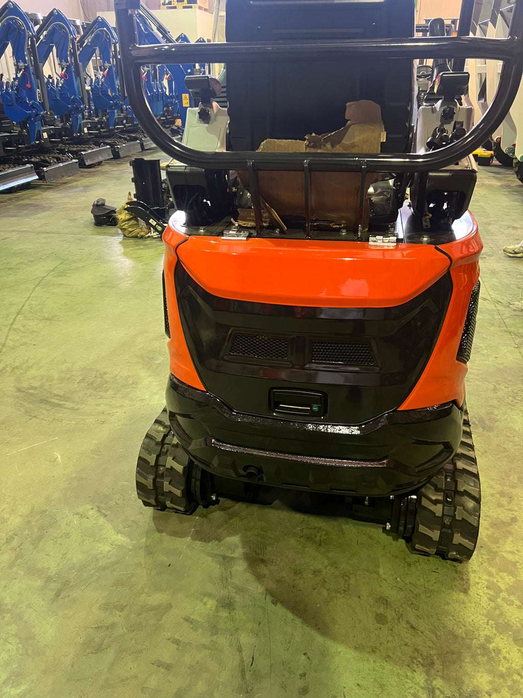 Excavadora 1500 Kg motor Kubota de 3 Cilindros orugas retráctiles