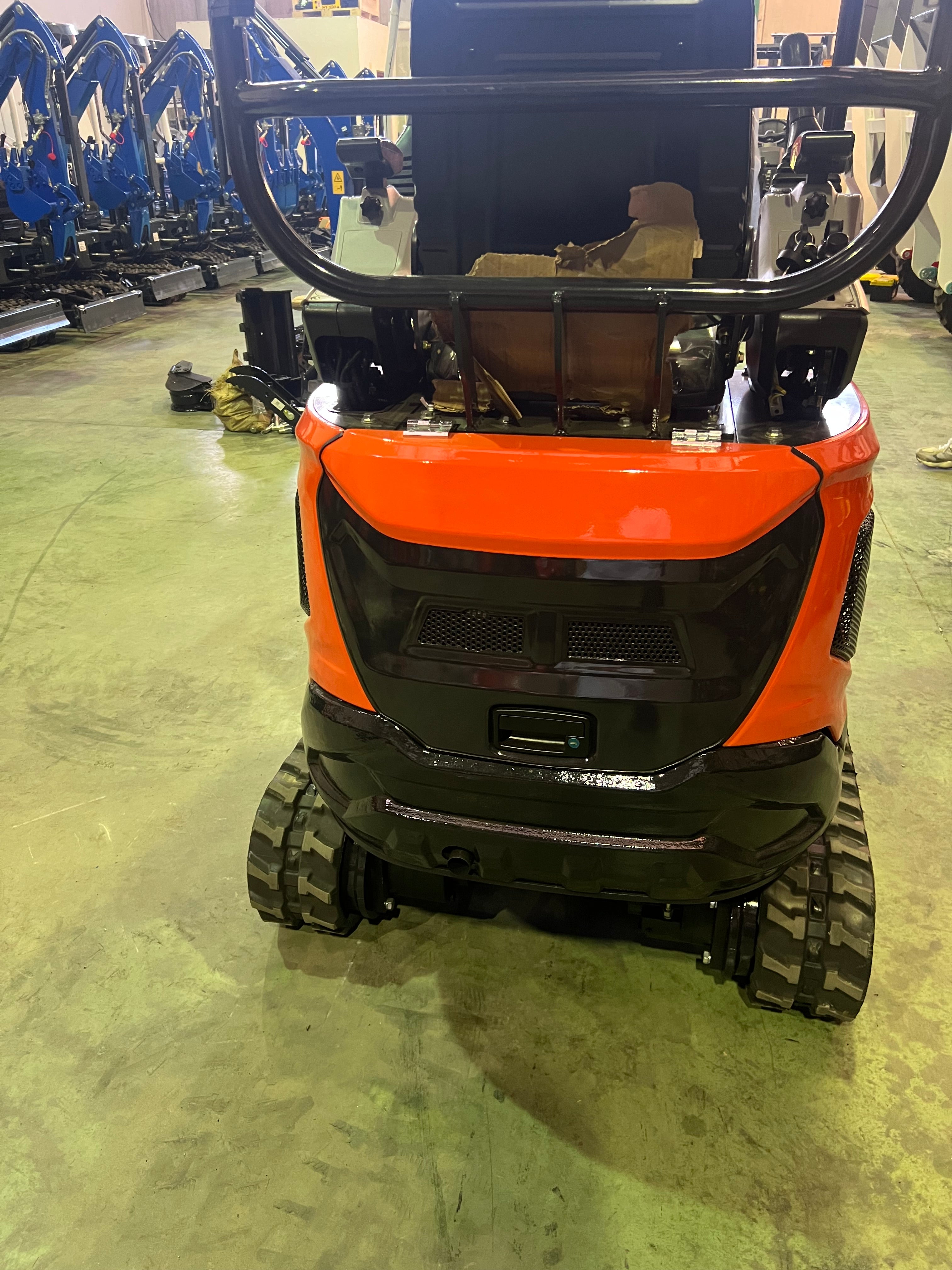 Excavadora 1500 Kg motor Kubota de 3 Cilindros orugas retráctiles