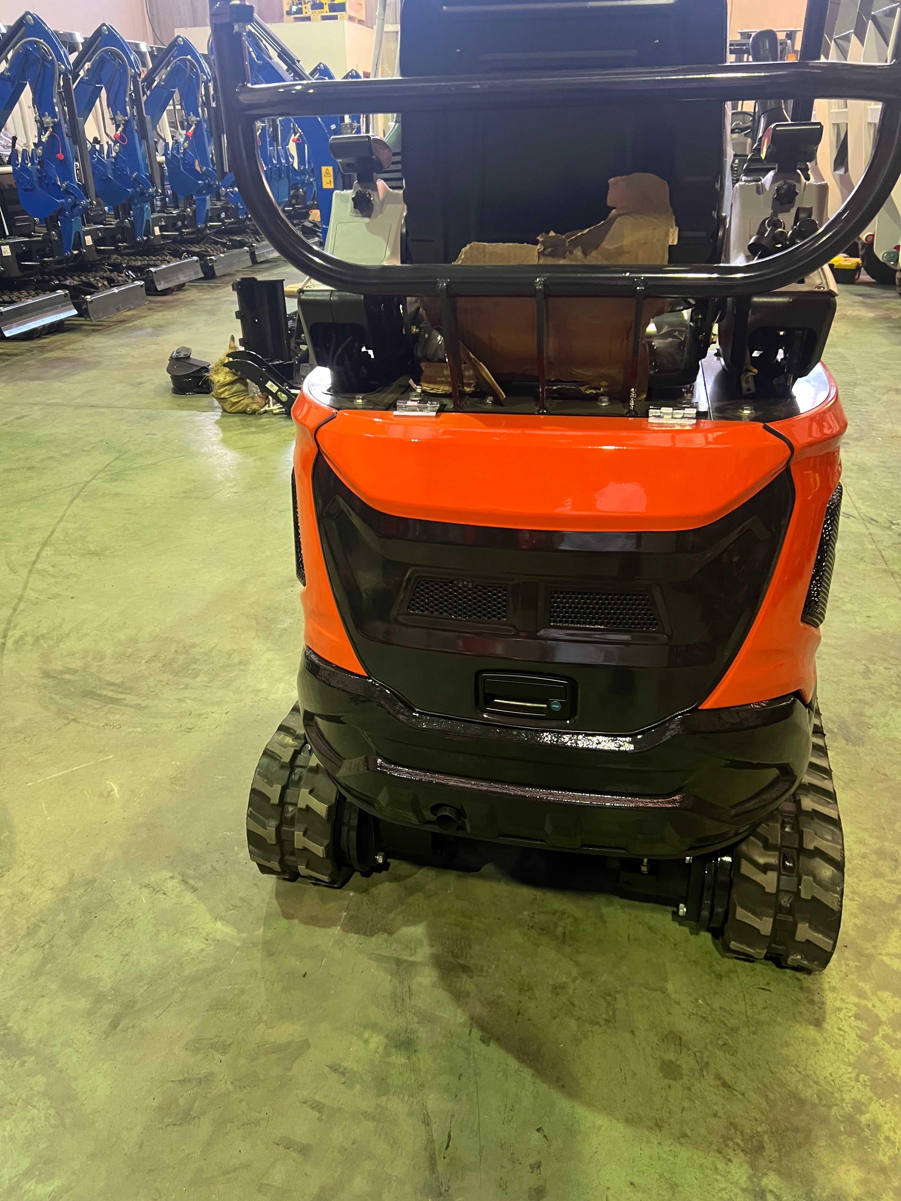 Excavadora 1500 Kg motor Kubota de 3 Cilindros orugas retráctiles