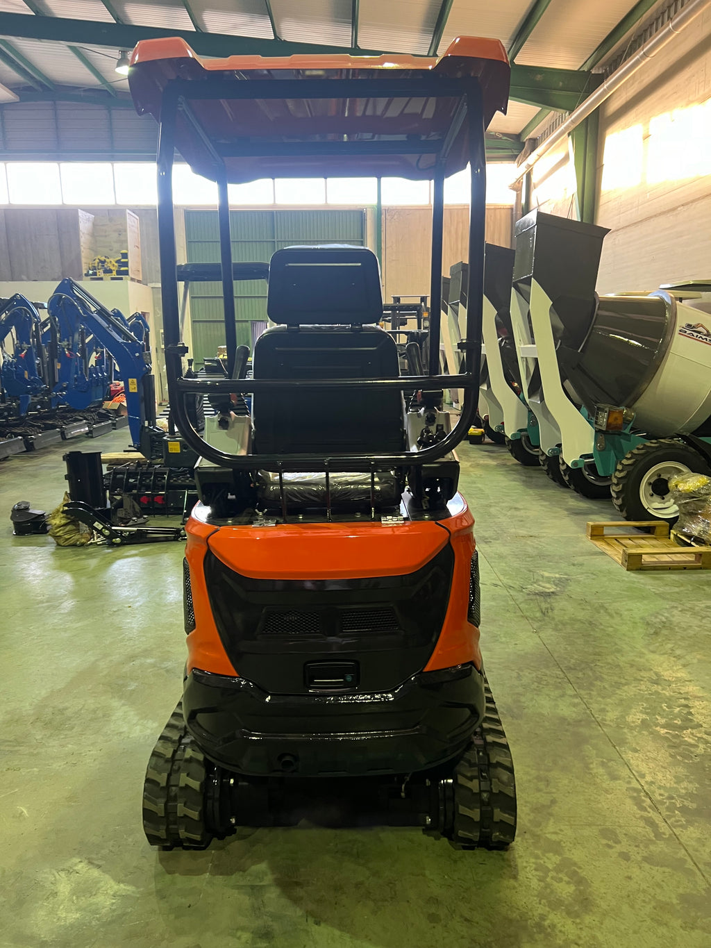 Excavadora 1500 Kg motor Kubota de 3 Cilindros orugas retráctiles