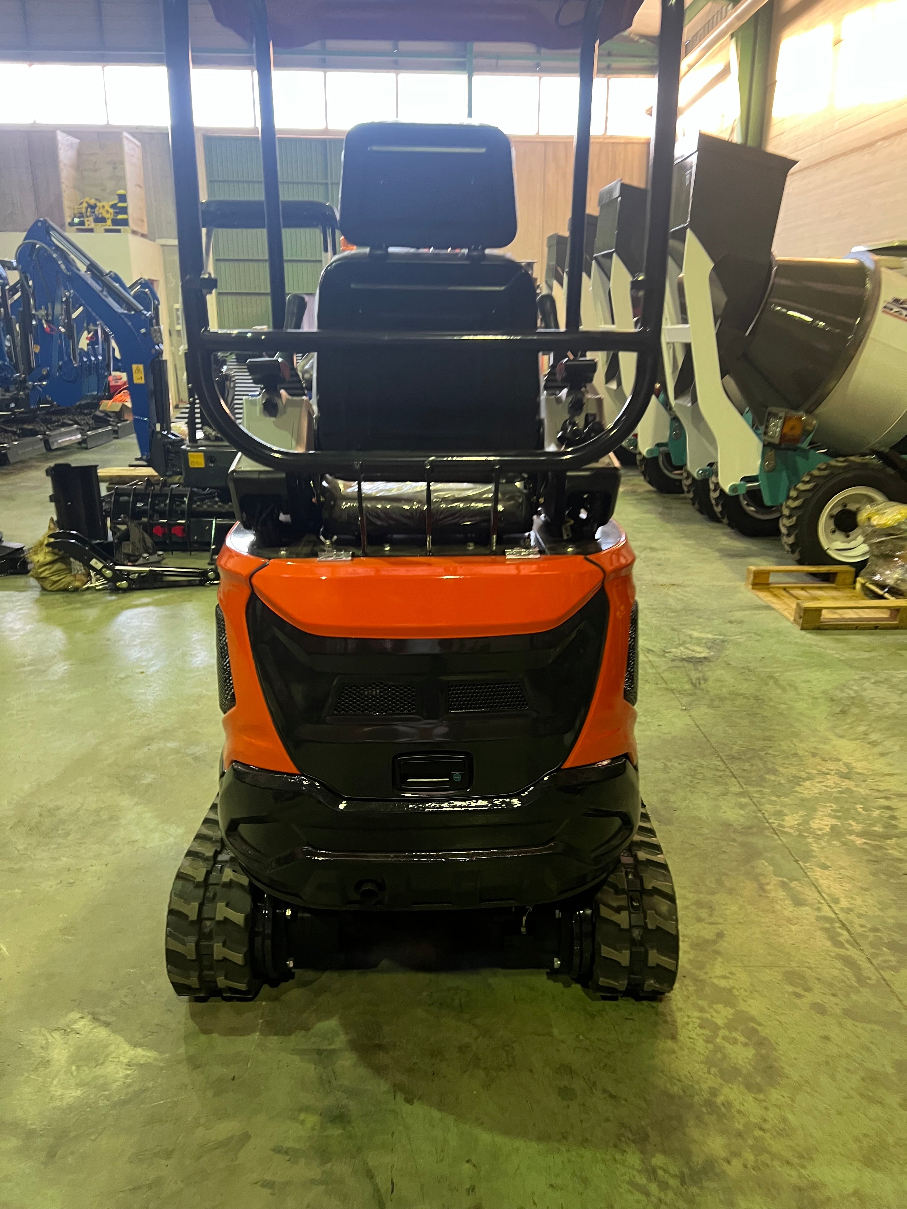 Excavadora 1500 Kg motor Kubota de 3 Cilindros orugas retráctiles