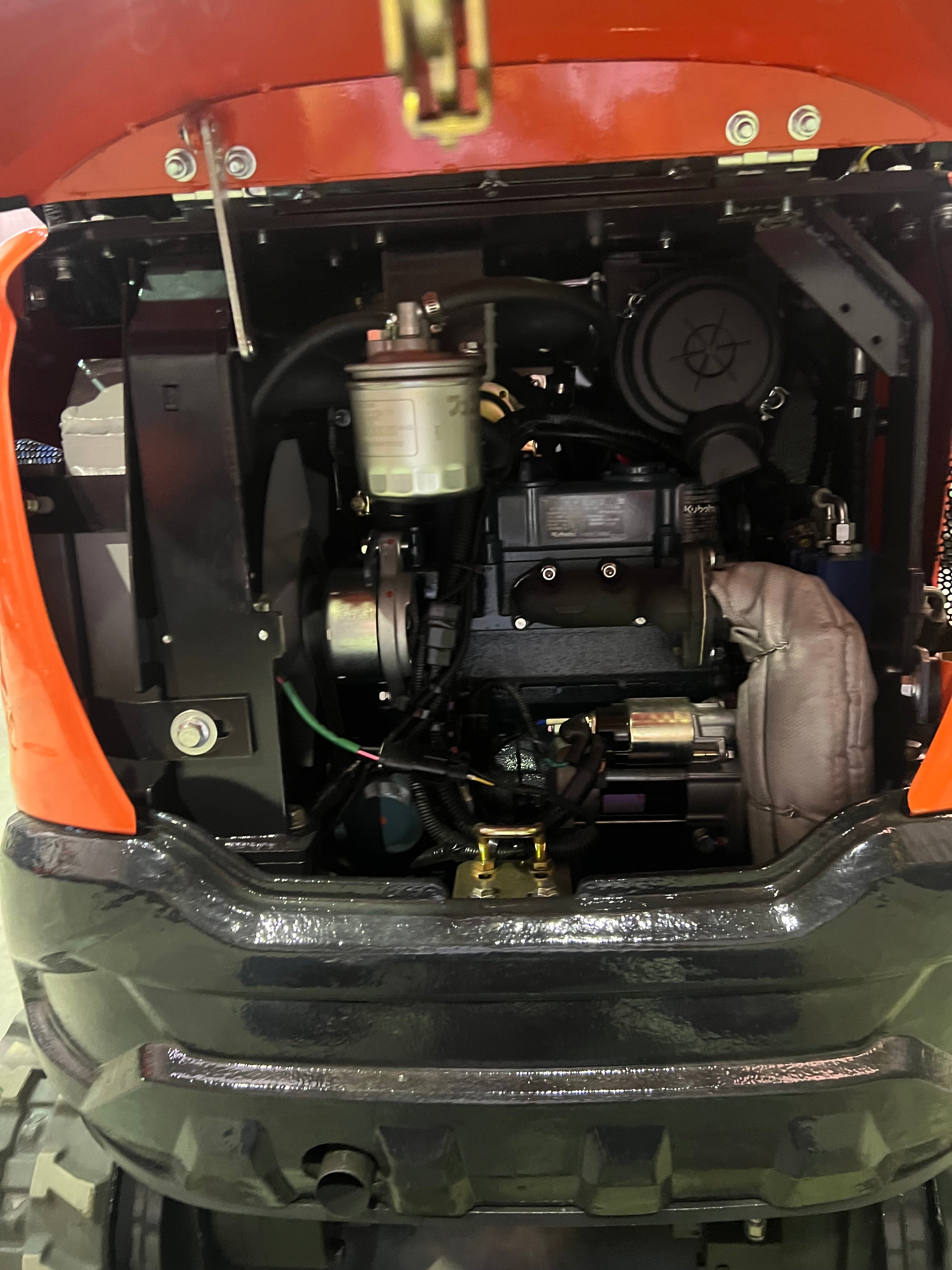 Excavadora 1500 Kg motor Kubota de 3 Cilindros orugas retráctiles