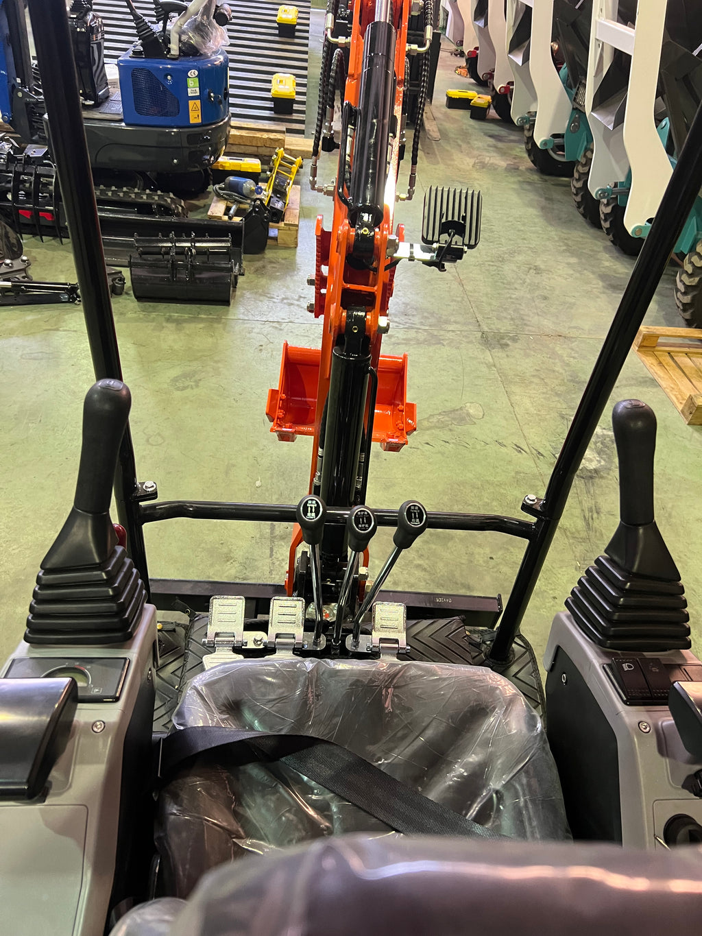 Excavadora 1500 Kg motor Kubota de 3 Cilindros orugas retráctiles