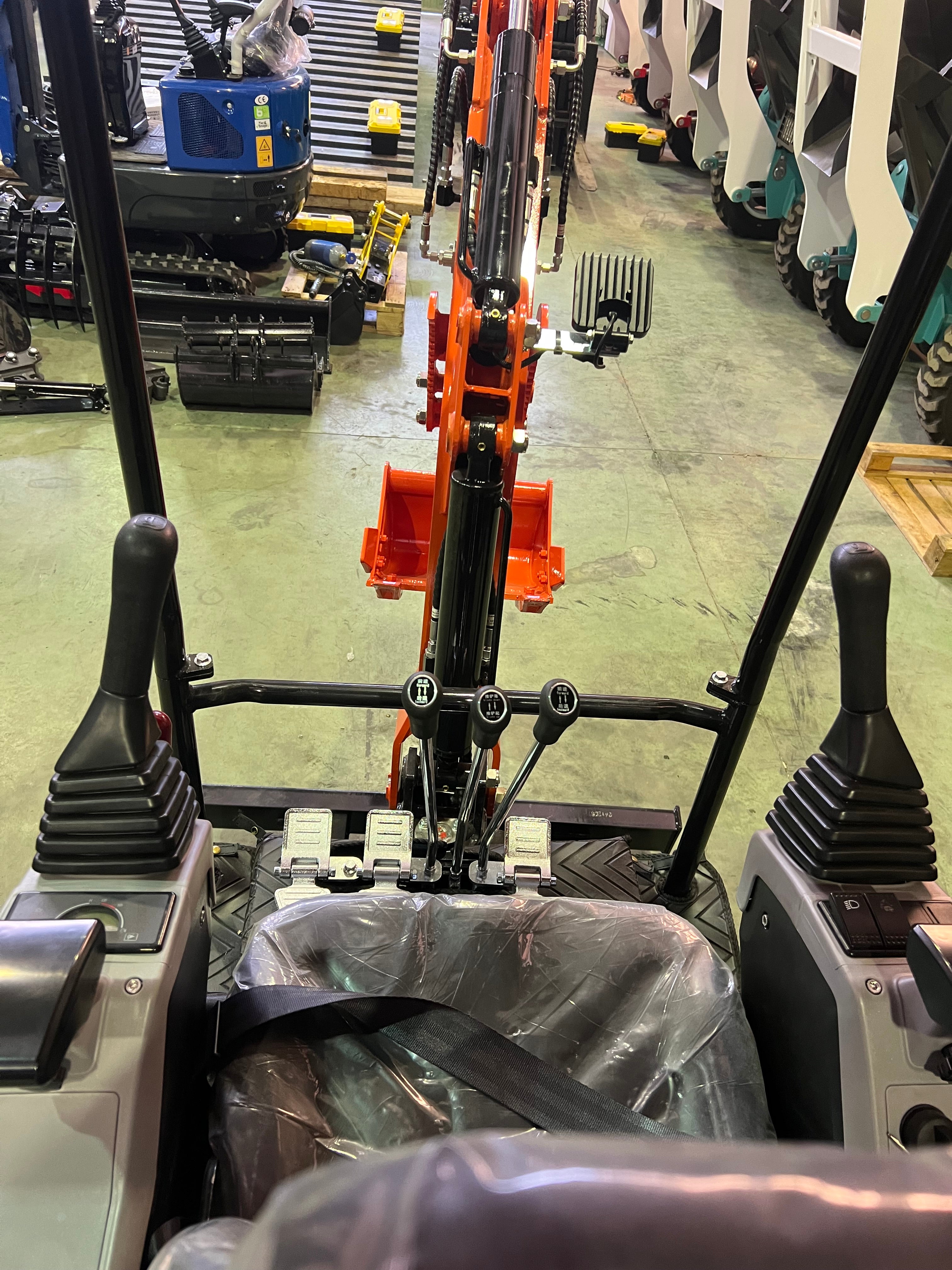 Excavadora 1500 Kg motor Kubota de 3 Cilindros orugas retráctiles