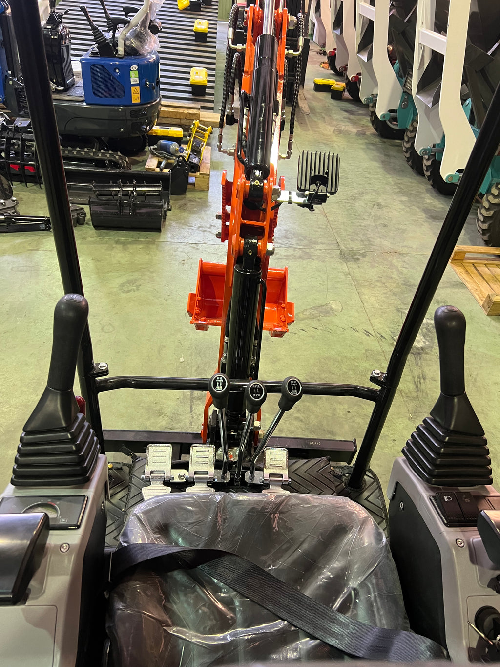 Excavadora 1500 Kg motor Kubota de 3 Cilindros orugas retráctiles