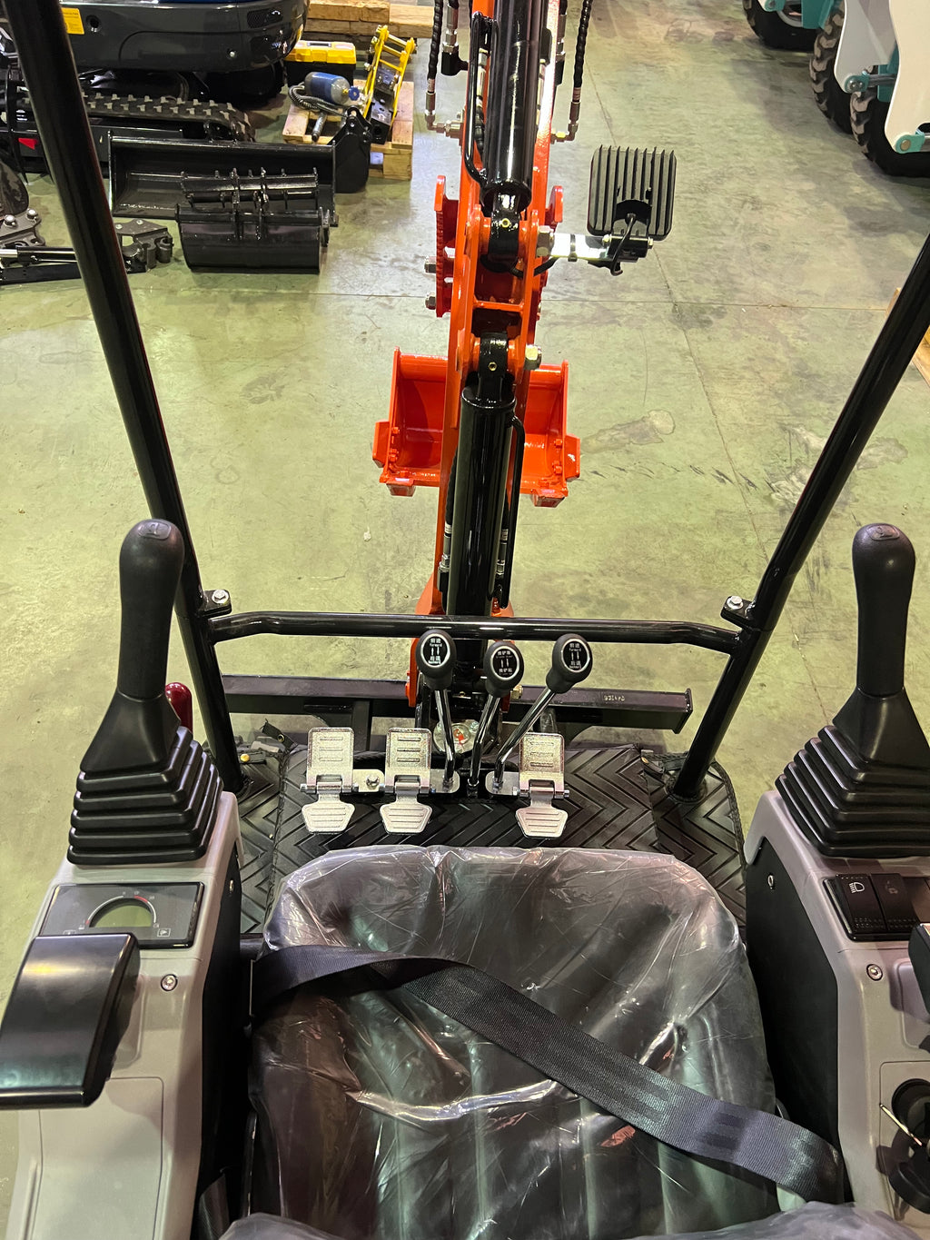 Excavadora 1500 Kg motor Kubota de 3 Cilindros orugas retráctiles
