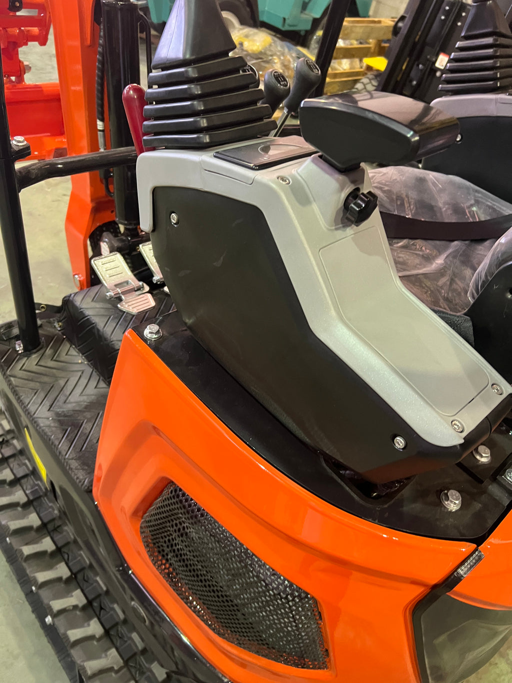 Excavadora 1500 Kg motor Kubota de 3 Cilindros orugas retráctiles