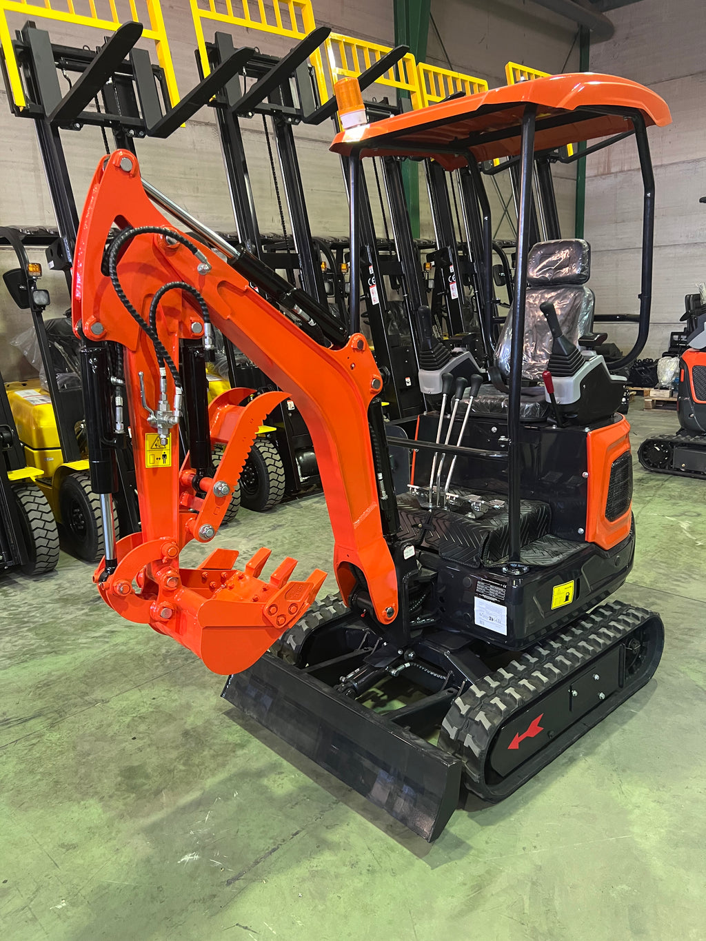Excavadora 1500 Kg motor Kubota de 3 Cilindros orugas retráctiles