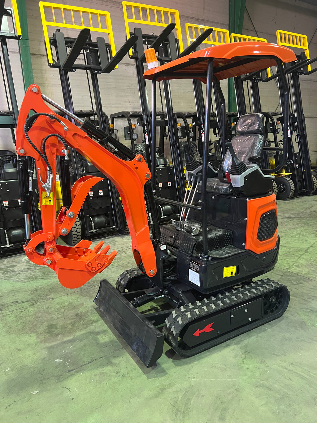 Excavadora 1500 Kg motor Kubota de 3 Cilindros orugas retráctiles