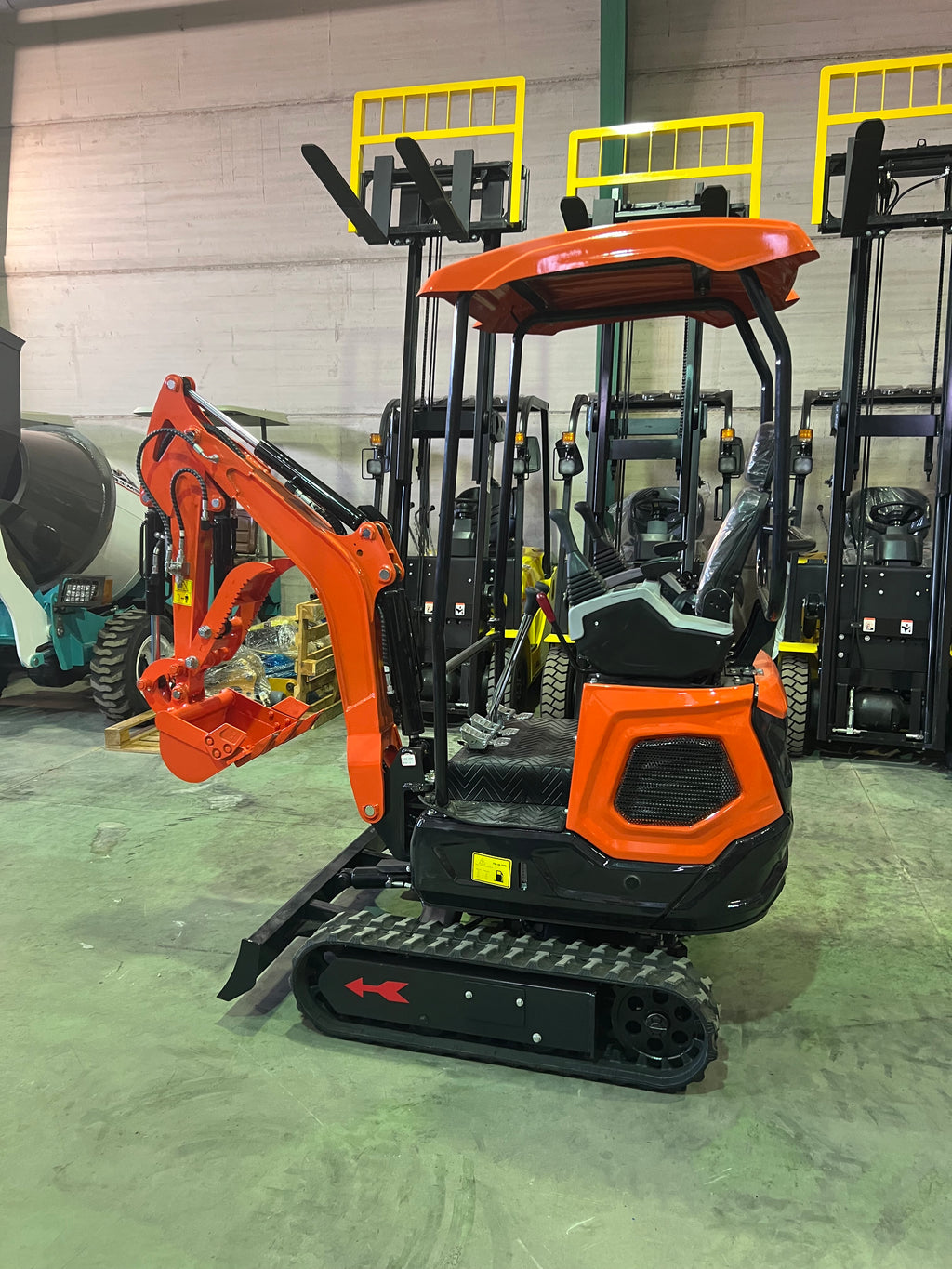 Excavadora 1500 Kg motor Kubota de 3 Cilindros orugas retráctiles