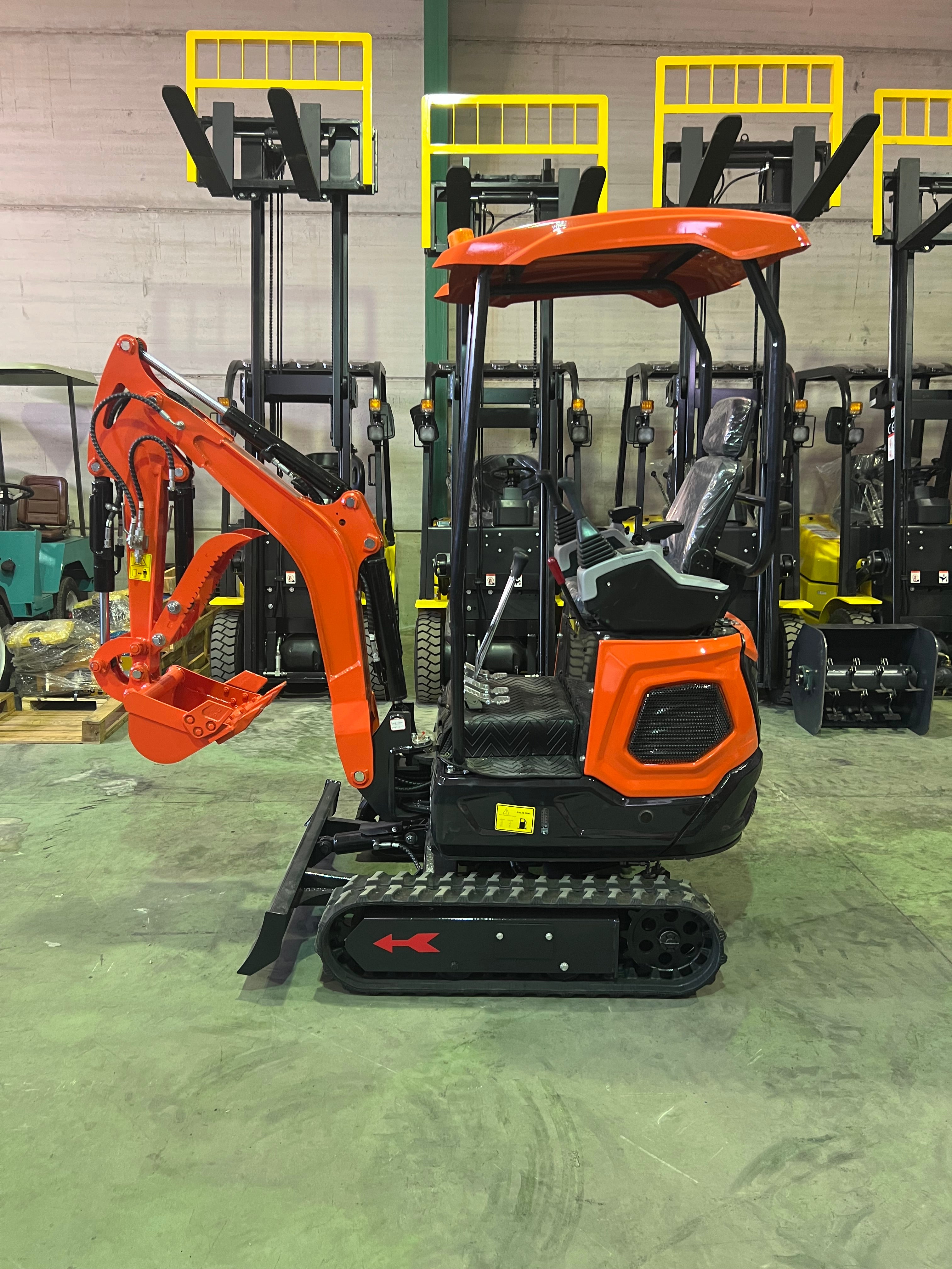Excavadora 1500 Kg motor Kubota de 3 Cilindros orugas retráctiles