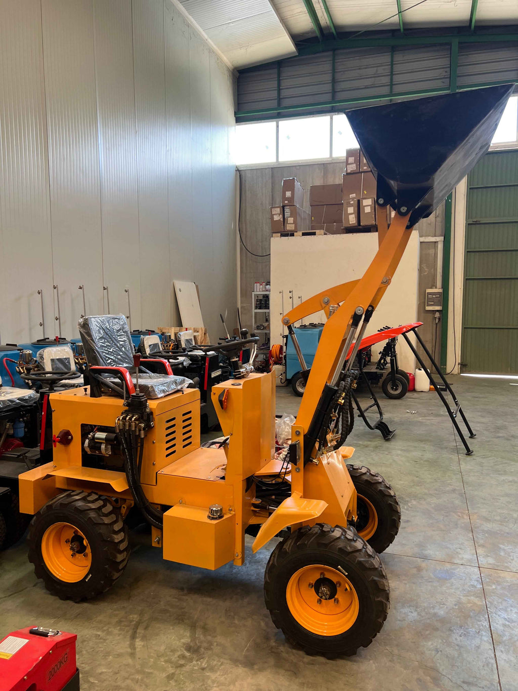 Mini Cargadora Diesel Articulada 4x4 de Ruedas 750kg