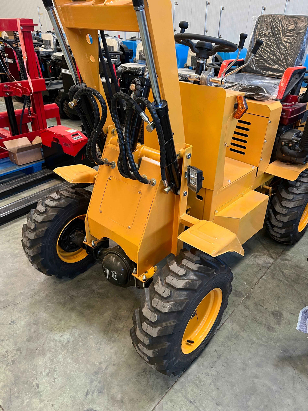 Mini Cargadora Diesel Articulada 4x4 de Ruedas 750kg
