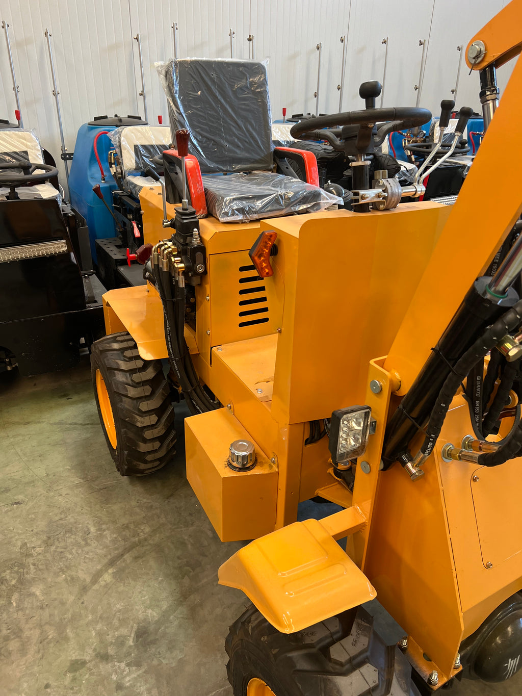 Mini Cargadora Diesel Articulada 4x4 de Ruedas 750kg