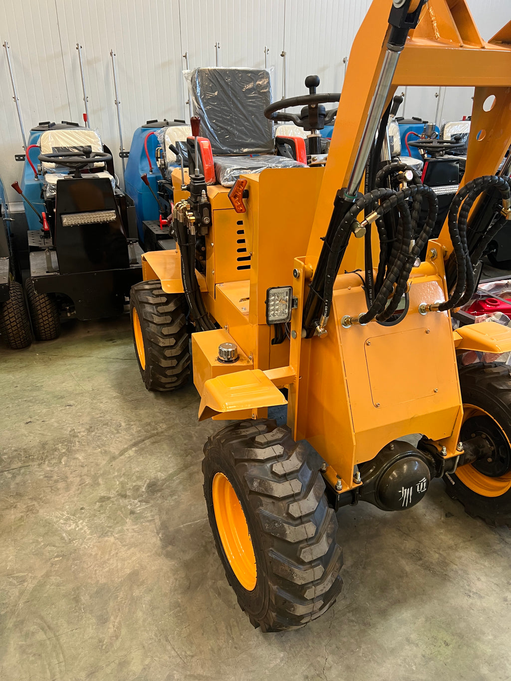 Mini Cargadora Diesel Articulada 4x4 de Ruedas 750kg