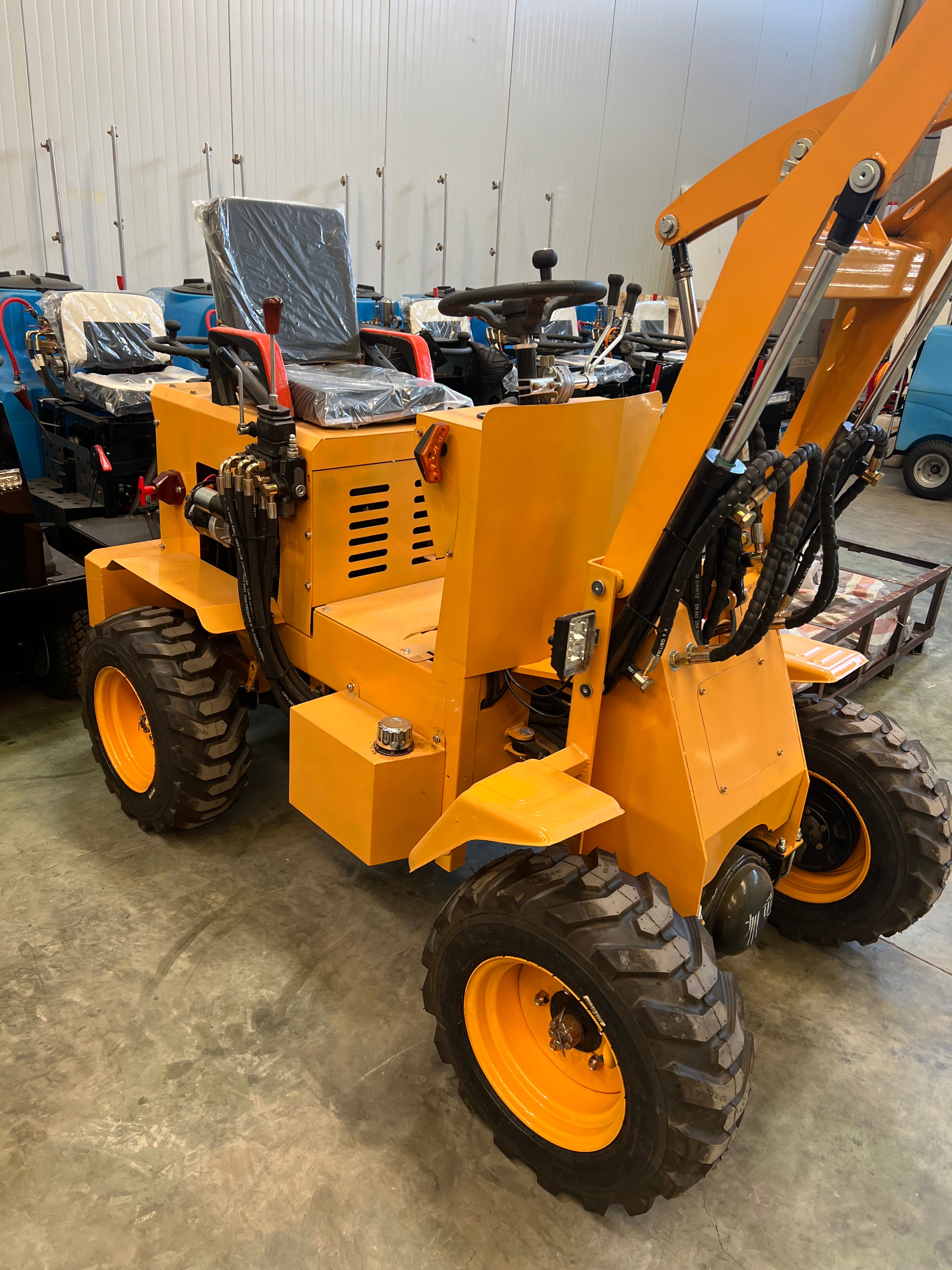 Mini Cargadora Diesel Articulada 4x4 de Ruedas 750kg