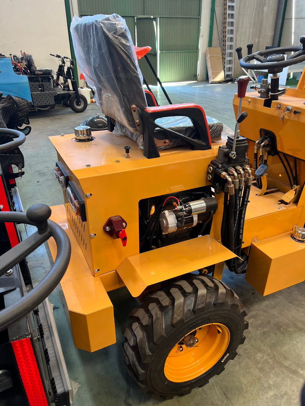 Mini Cargadora Diesel Articulada 4x4 de Ruedas 750kg