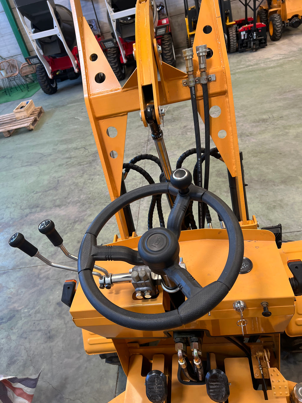 Mini Cargadora Diesel Articulada 4x4 de Ruedas 750kg