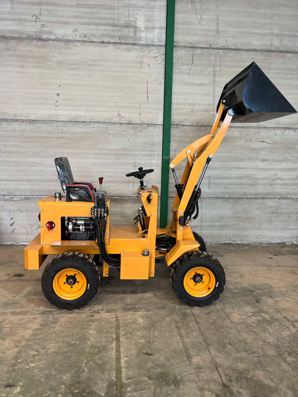 Mini Cargadora Diesel Articulada 4x4 de Ruedas 750kg