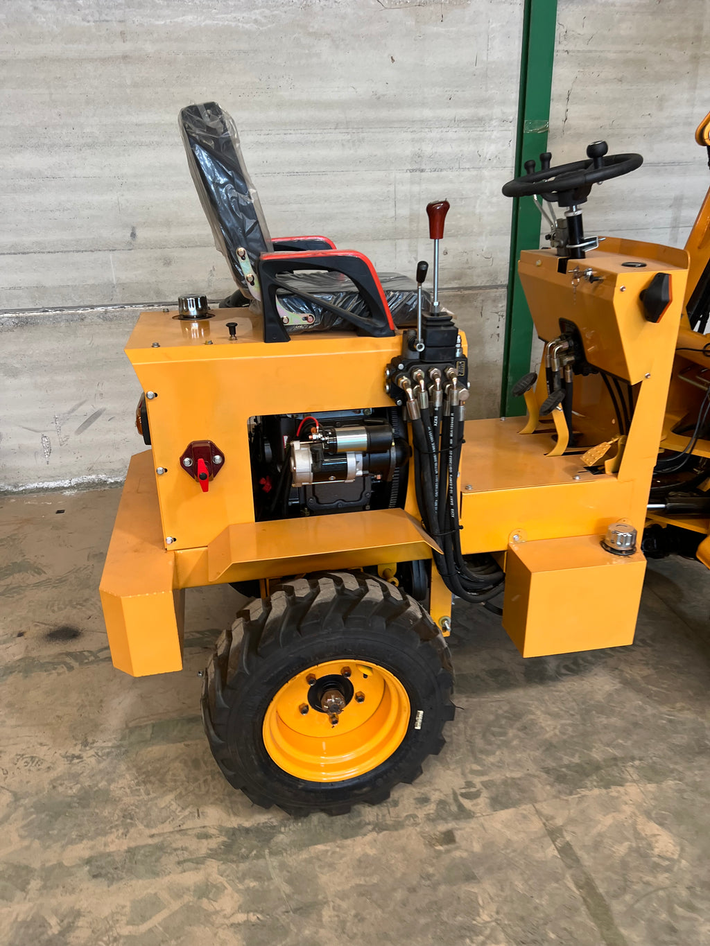 Mini Cargadora Diesel Articulada 4x4 de Ruedas 750kg