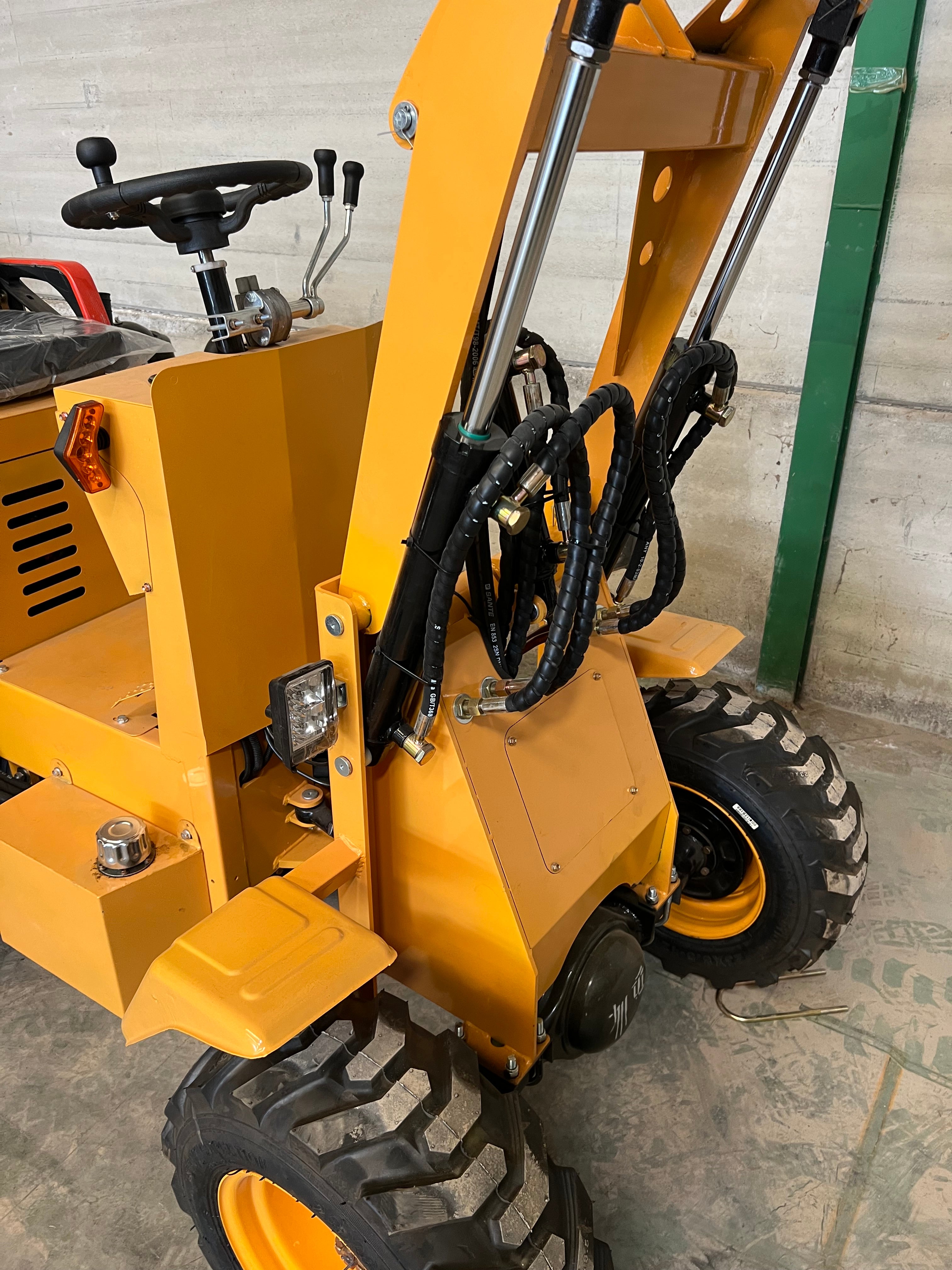 Mini Cargadora Diesel Articulada 4x4 de Ruedas 750kg