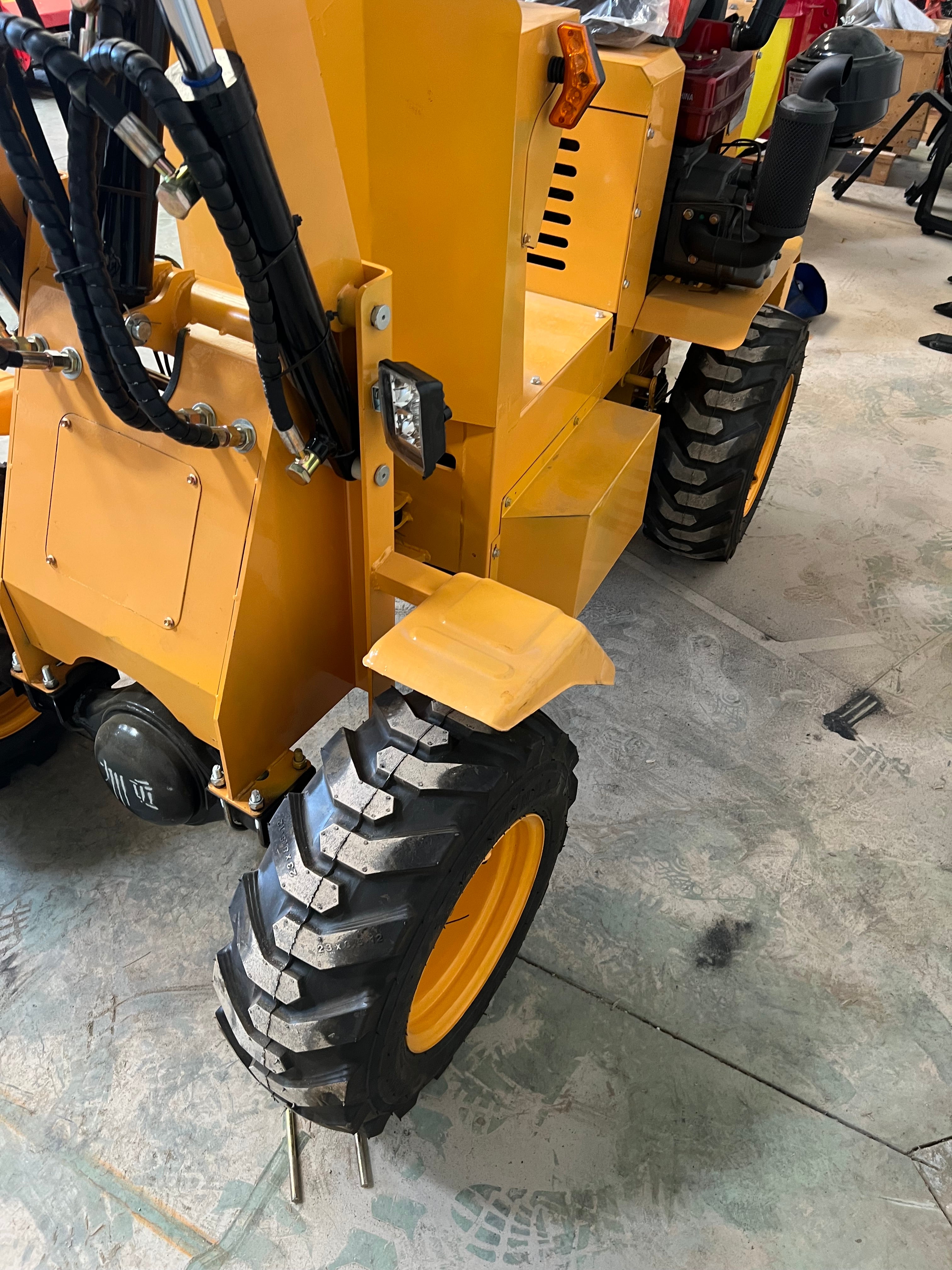 Mini Cargadora Diesel Articulada 4x4 de Ruedas 750kg