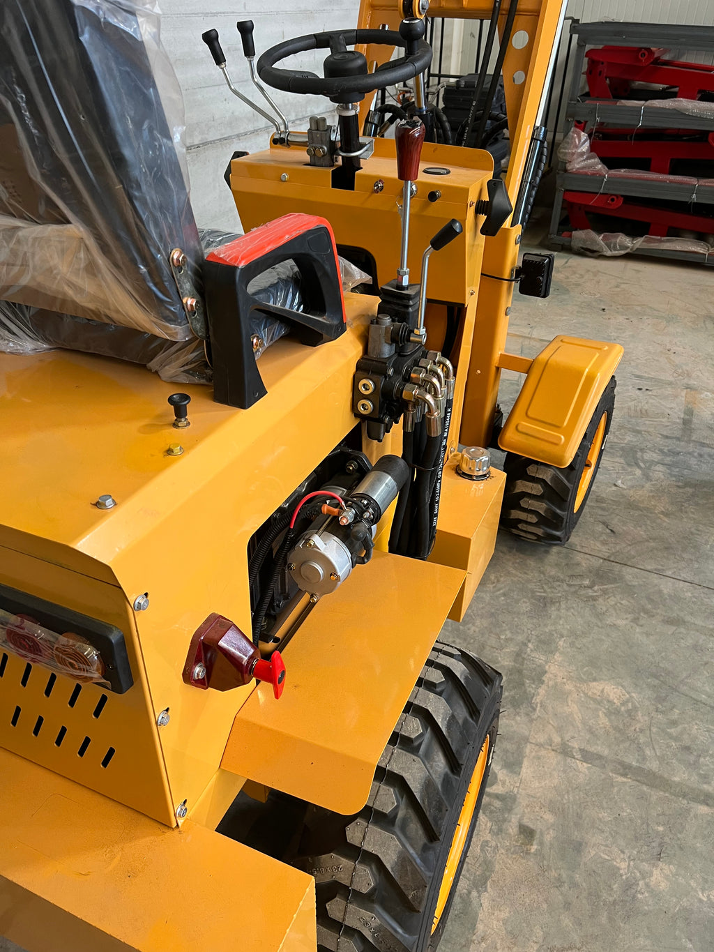 Mini Cargadora Diesel Articulada 4x4 de Ruedas 750kg