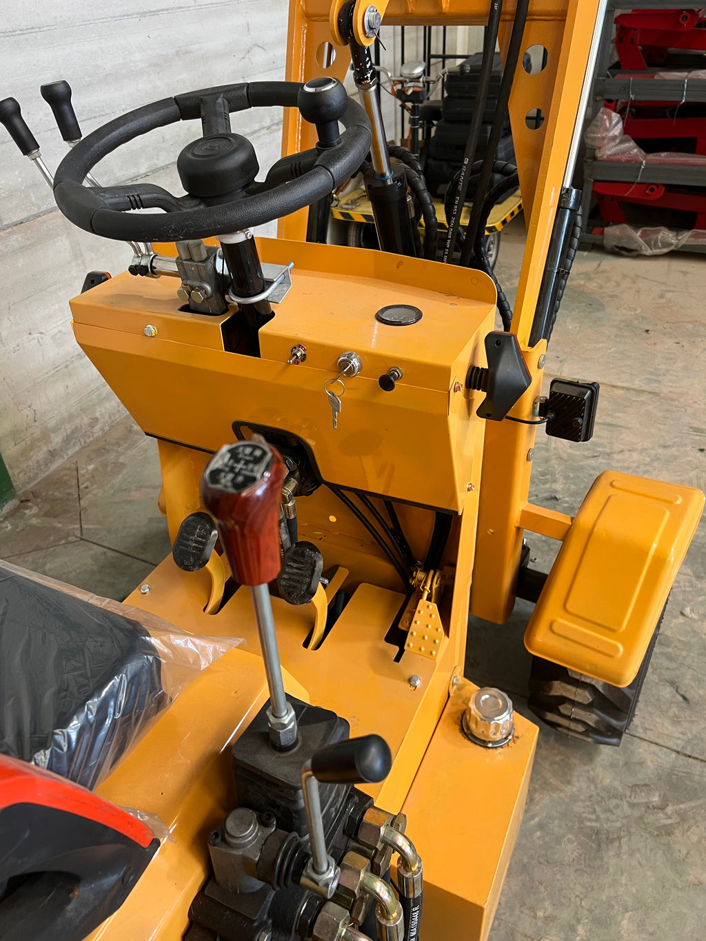 Mini Cargadora Diesel Articulada 4x4 de Ruedas 750kg