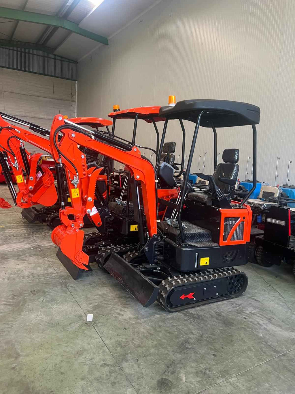 Mini Excavadora 1500 Kg motor de 3 Cilindros