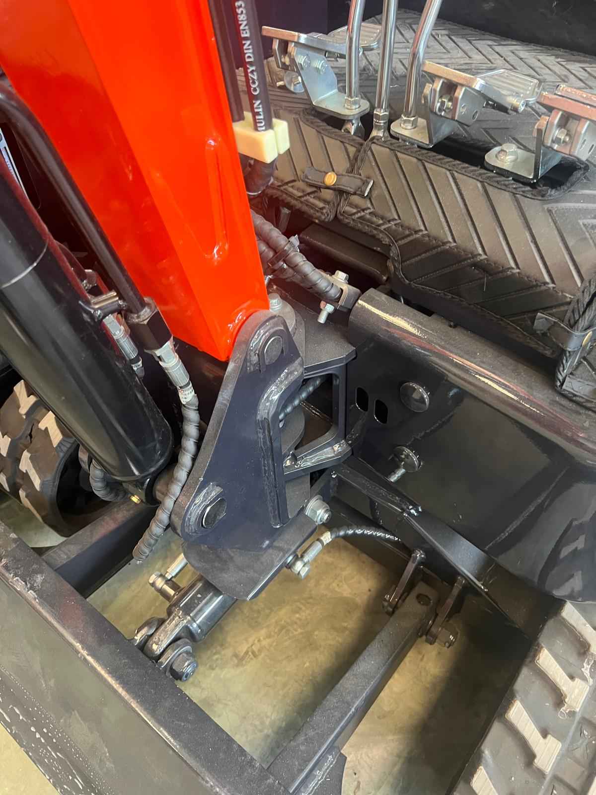 Mini Excavadora 1500 Kg motor de 3 Cilindros