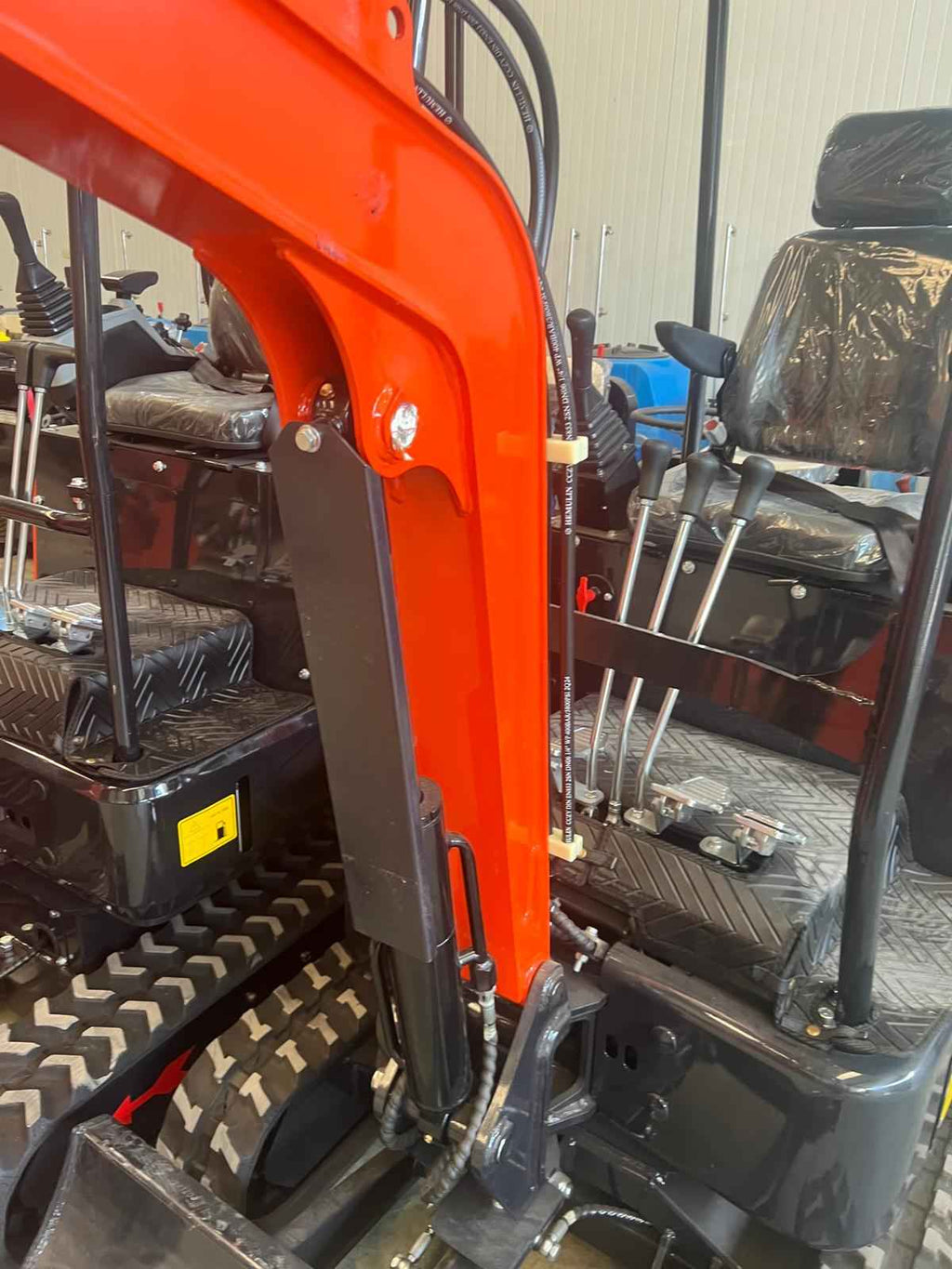 Mini Excavadora 1500 Kg motor de 3 Cilindros