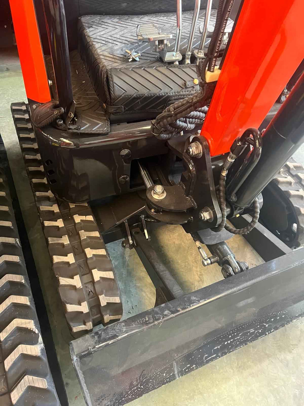 Mini Excavadora 1500 Kg motor de 3 Cilindros