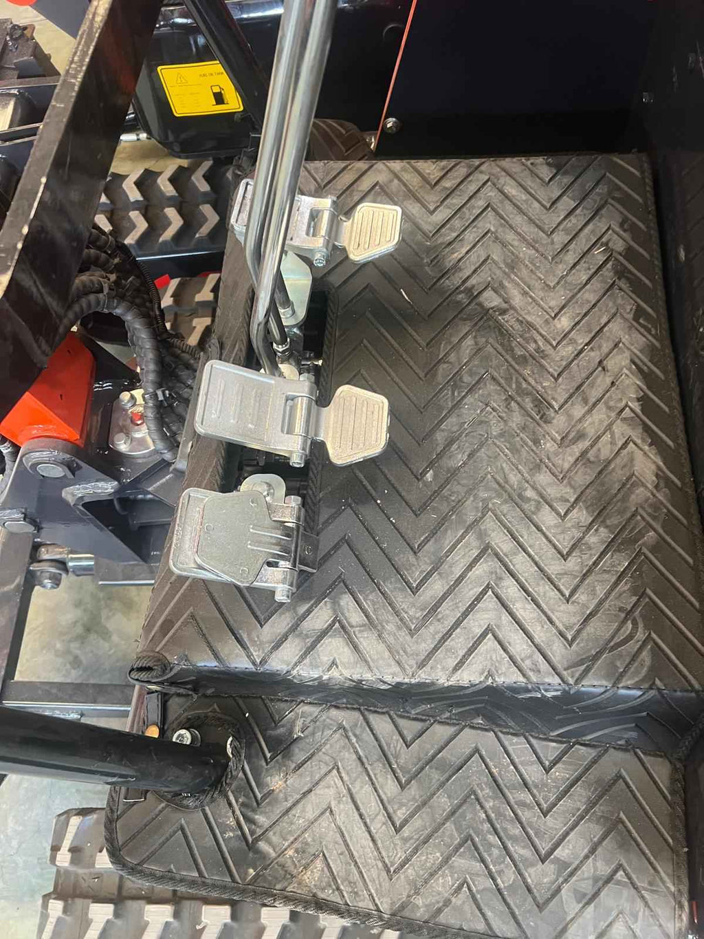 Mini Excavadora 1500 Kg motor de 3 Cilindros