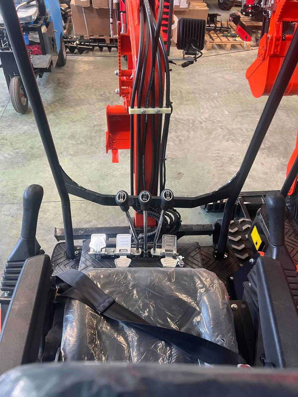 Mini Excavadora 1500 Kg motor de 3 Cilindros