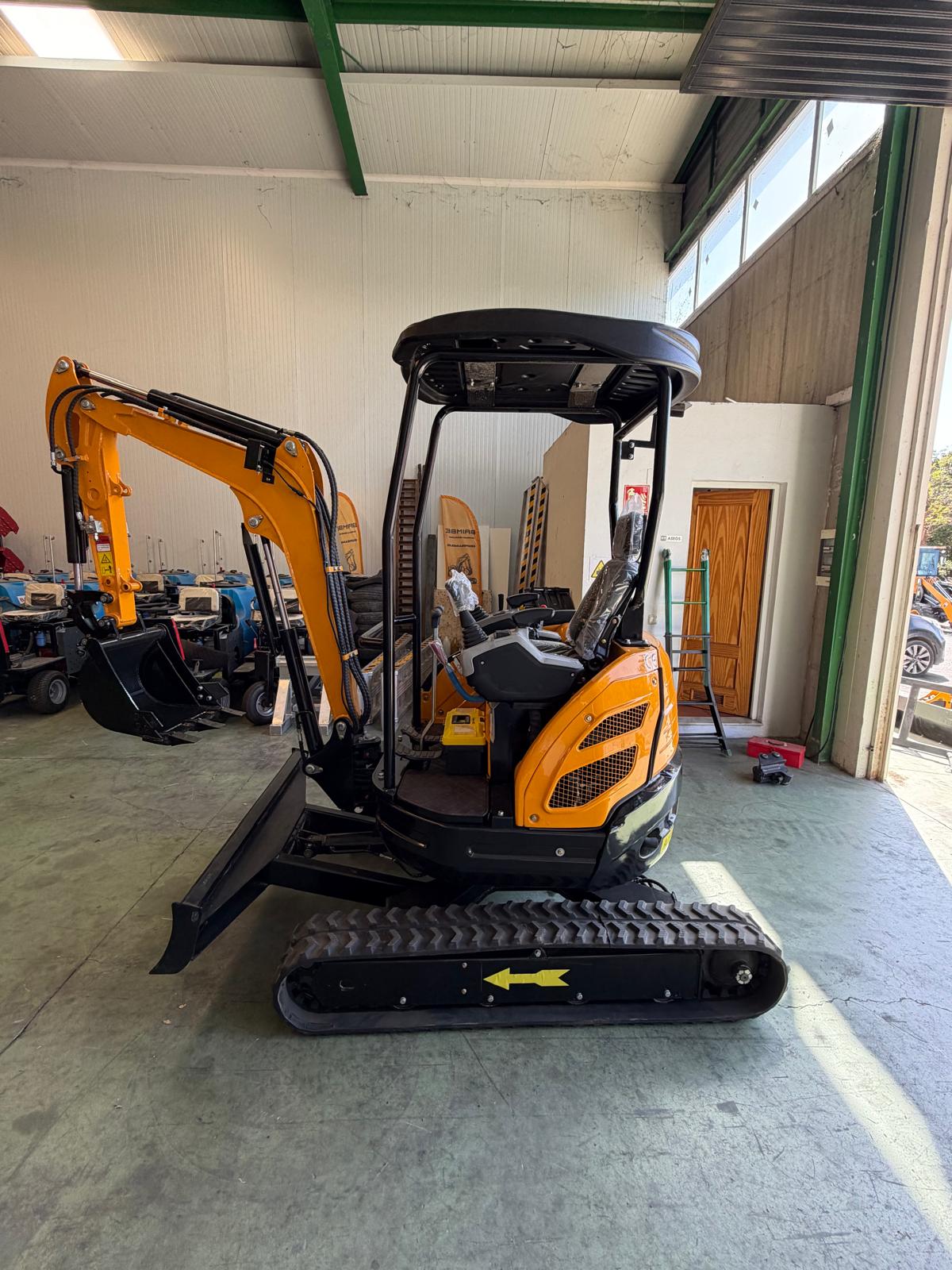 Excavadora Giratoria 2500kg 3 cilindros Diesel