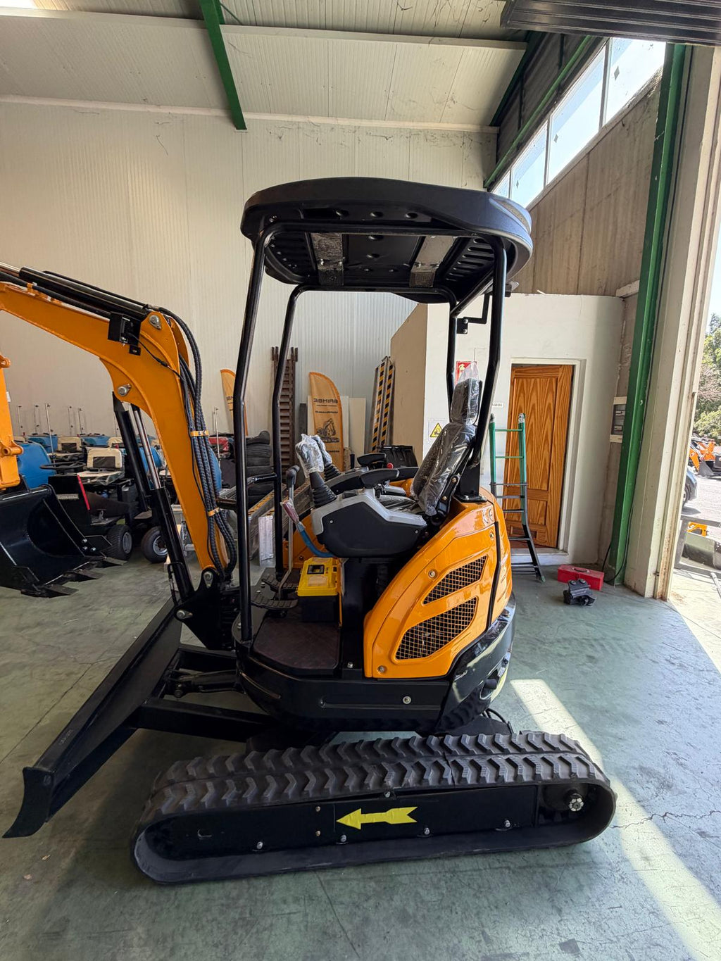 Excavadora Giratoria 2500kg 3 cilindros Diesel