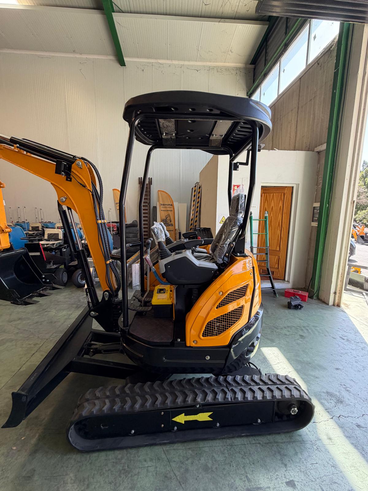 Excavadora Giratoria 2500kg 3 cilindros Diesel