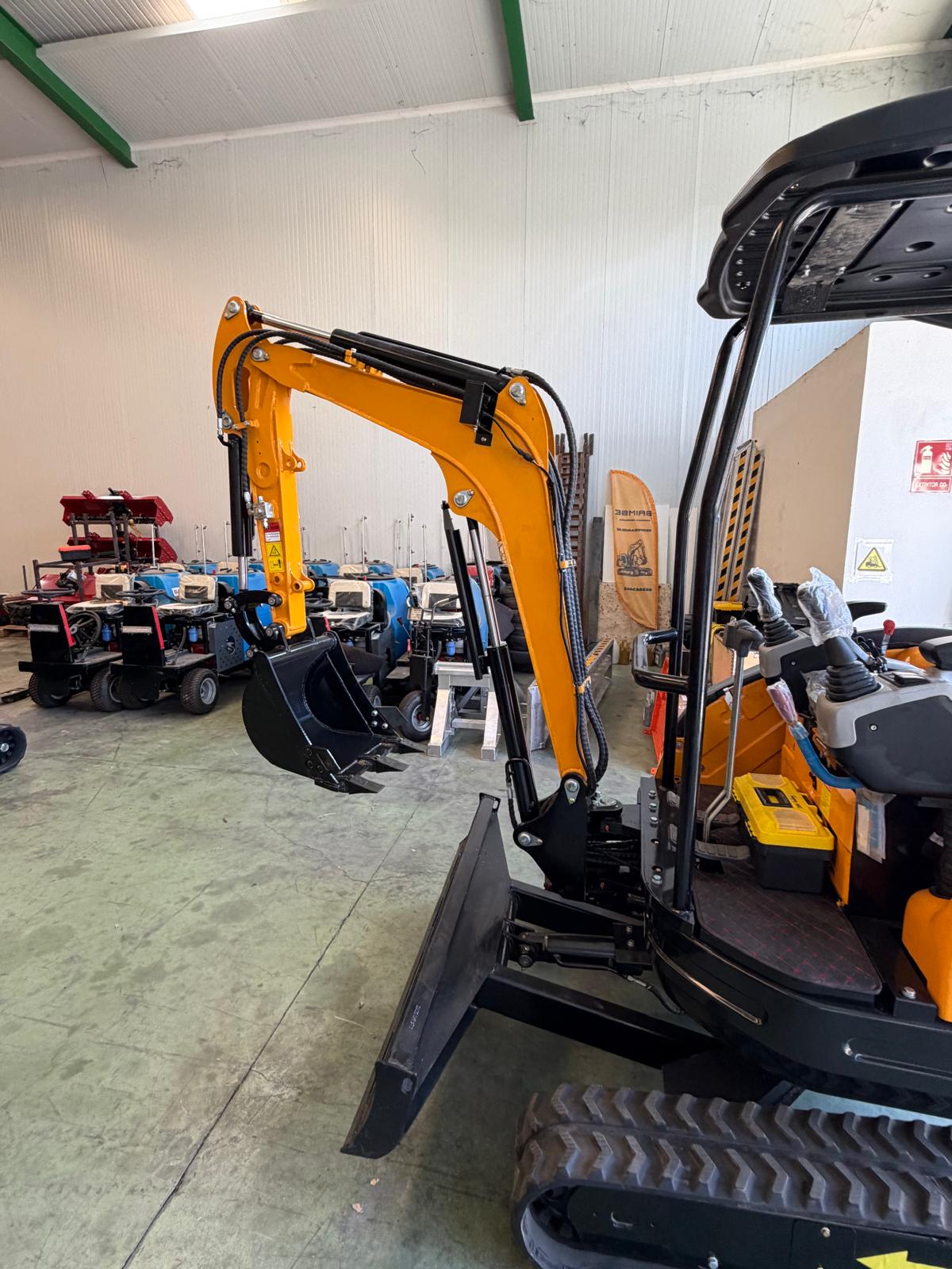 Excavadora Giratoria 2500kg 3 cilindros Diesel