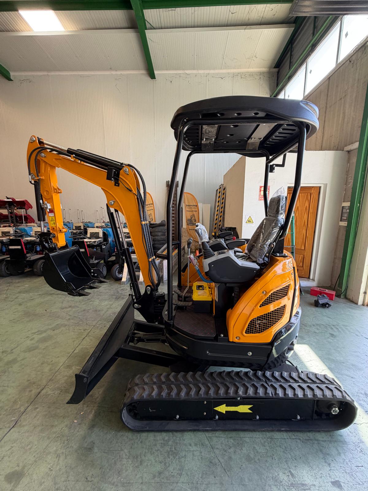 Excavadora Giratoria 2500kg 3 cilindros Diesel